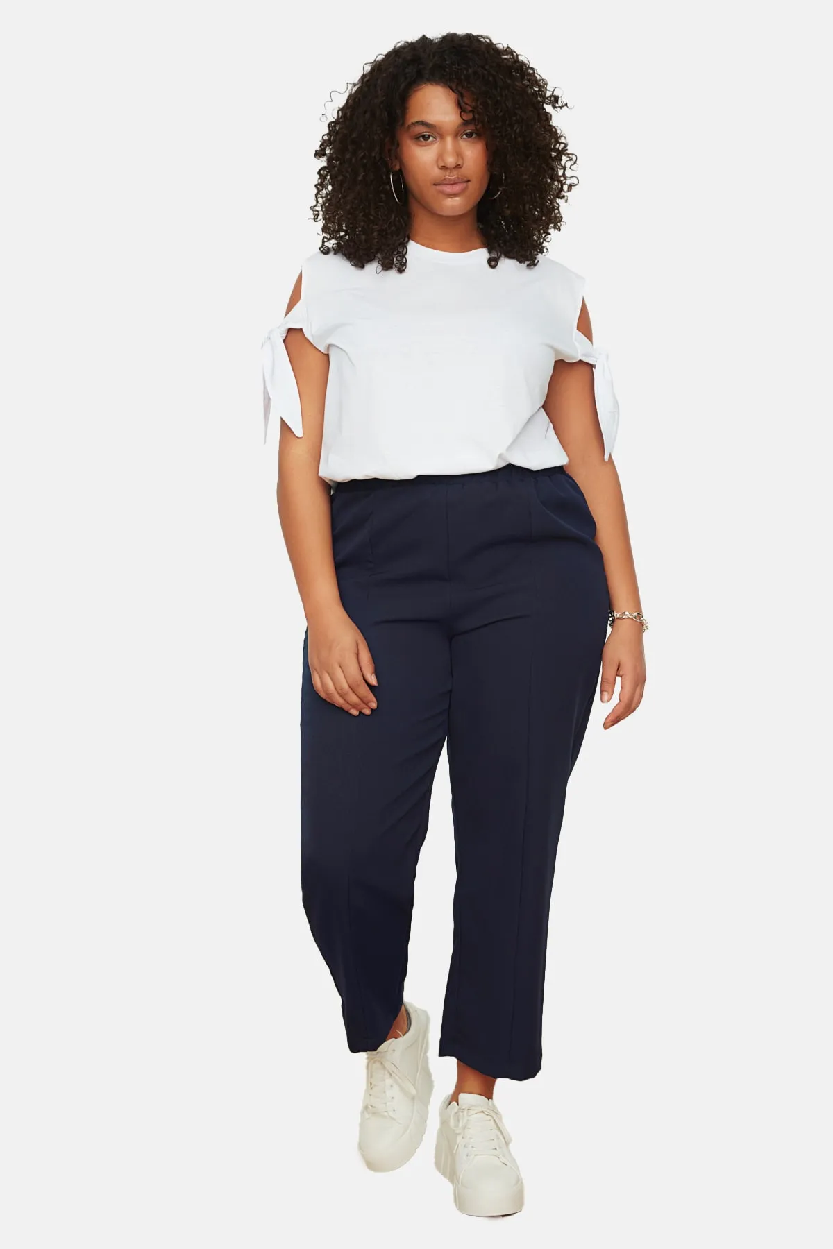 Trendyol Curve  Marineblaue Webhose mit elastischem Bund und Karottenschnitt TBBSS22AR0031