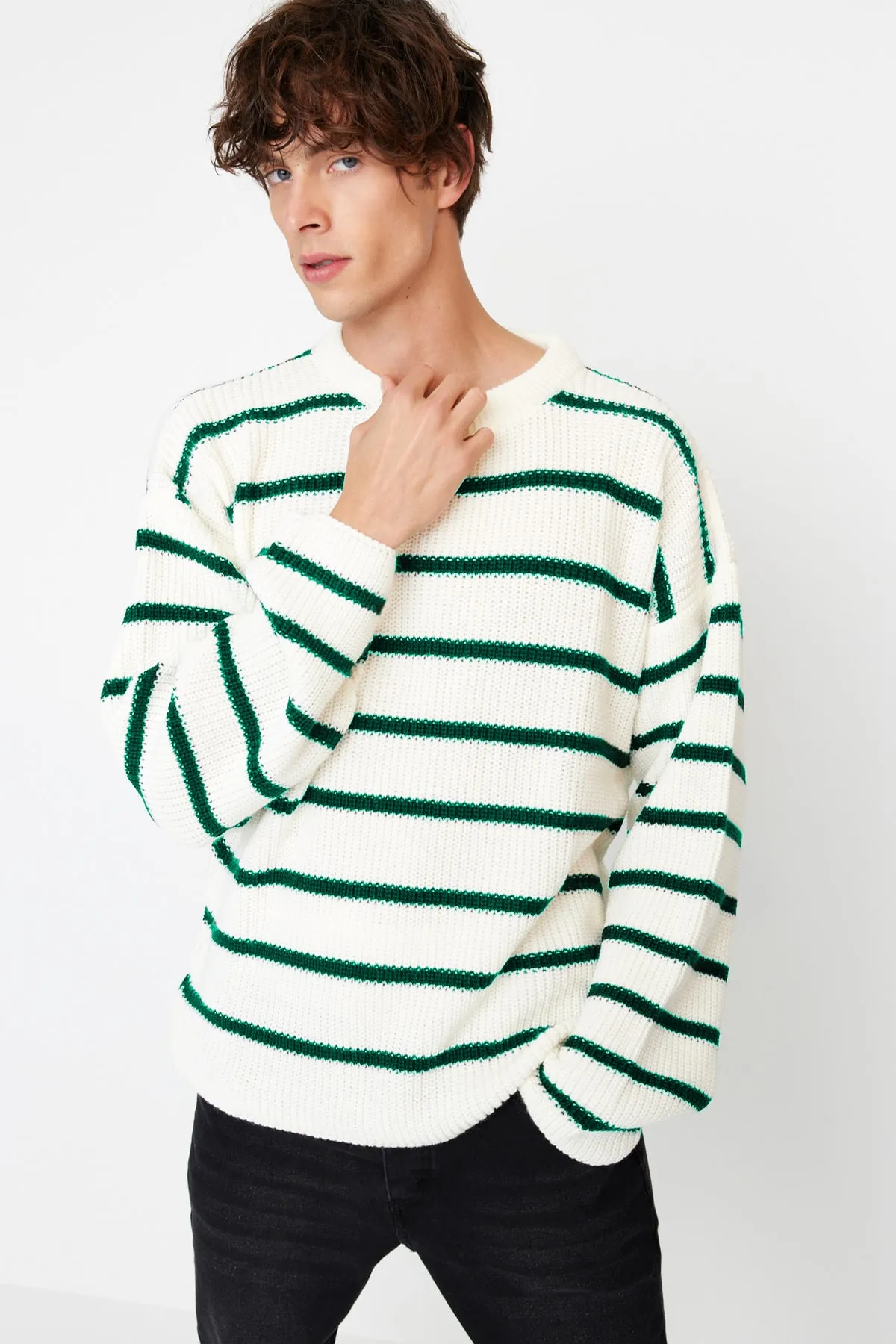 Trendyol Collection  Grüner Unisex-Strickpullover in Oversize-Passform, weiter Passform, Rundhalsausschnitt, TMNAW23KZ00285