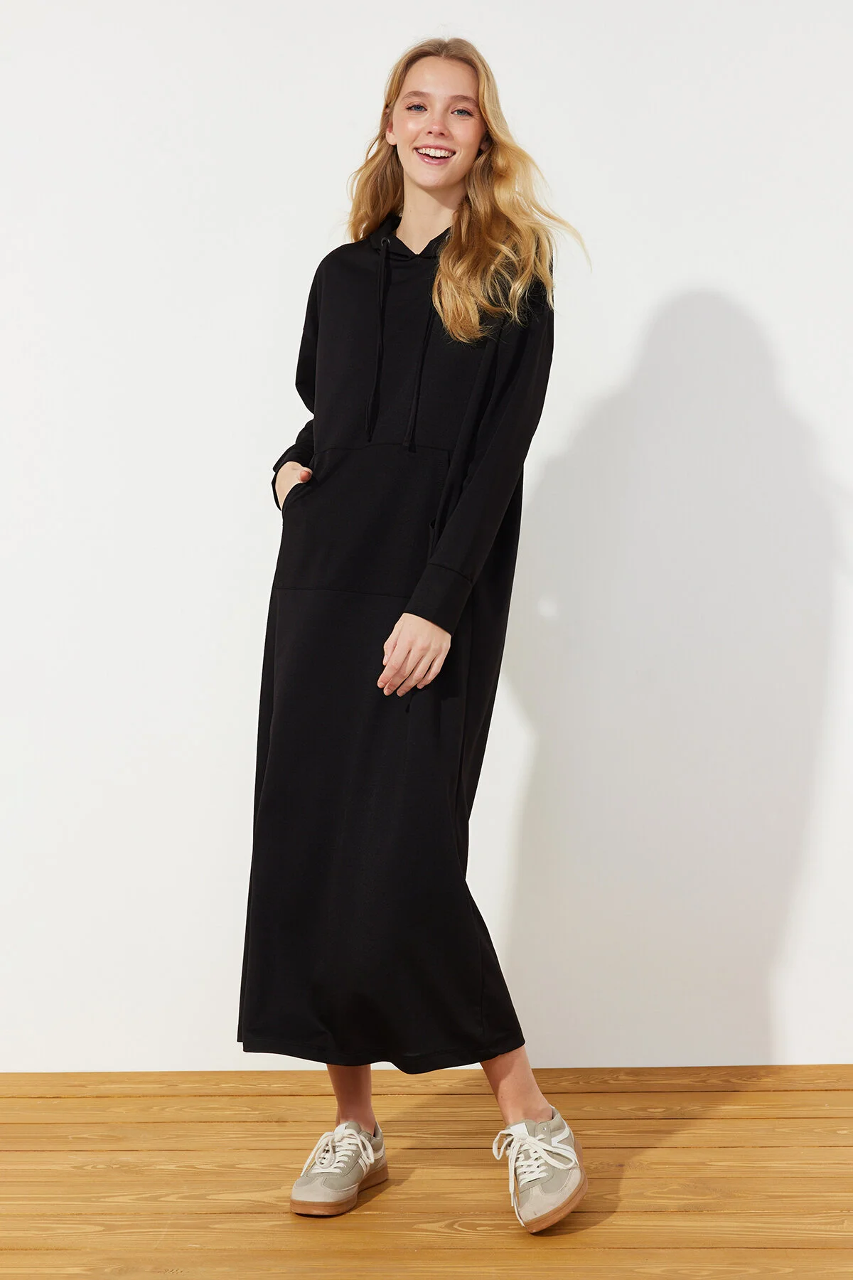 Trendyol Modest  Schwarzes Strick-Sweatkleid mit Kängurutasche und Kapuze TCTSS24EB00092