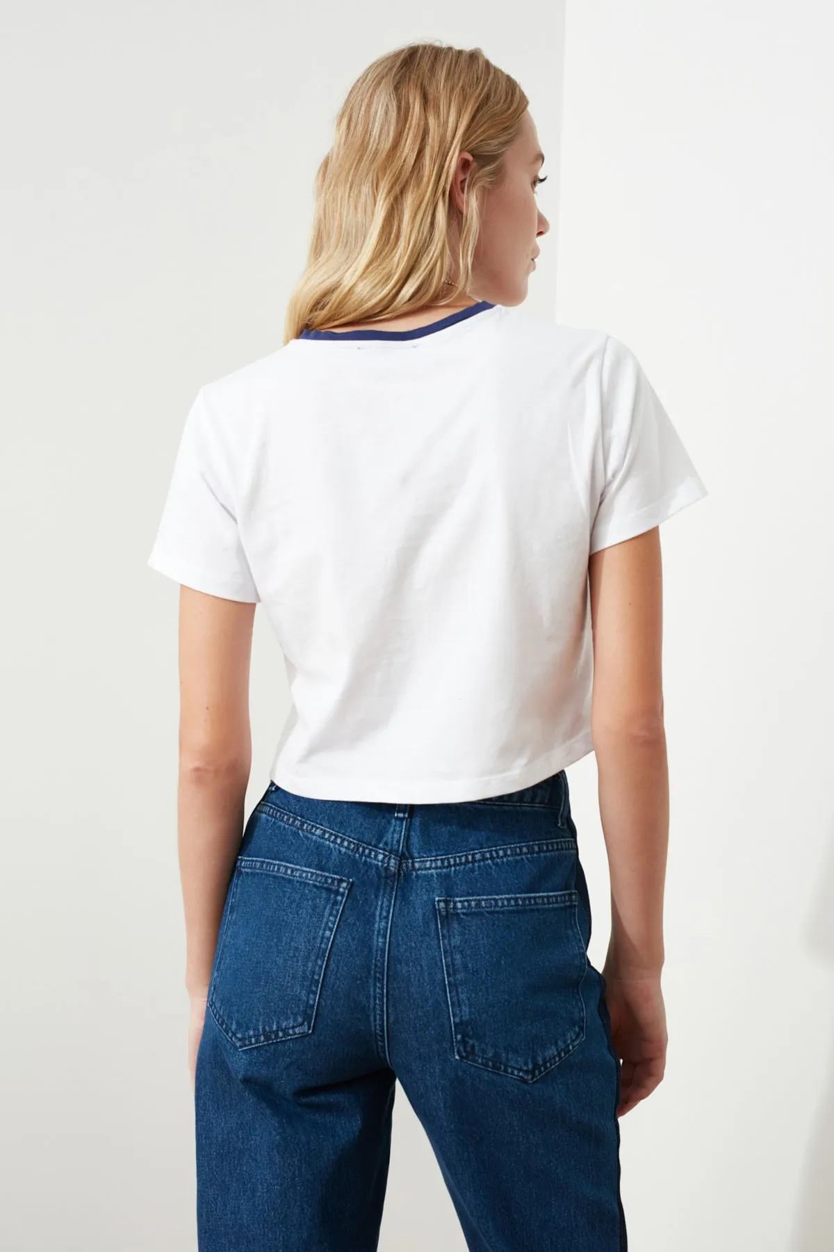 Trendyol Collection  Weißes, bauchfreies, farbiges Strick-T-Shirt mit Rundhalsausschnitt aus 100 % Baumwolle TWOSS21TS0395