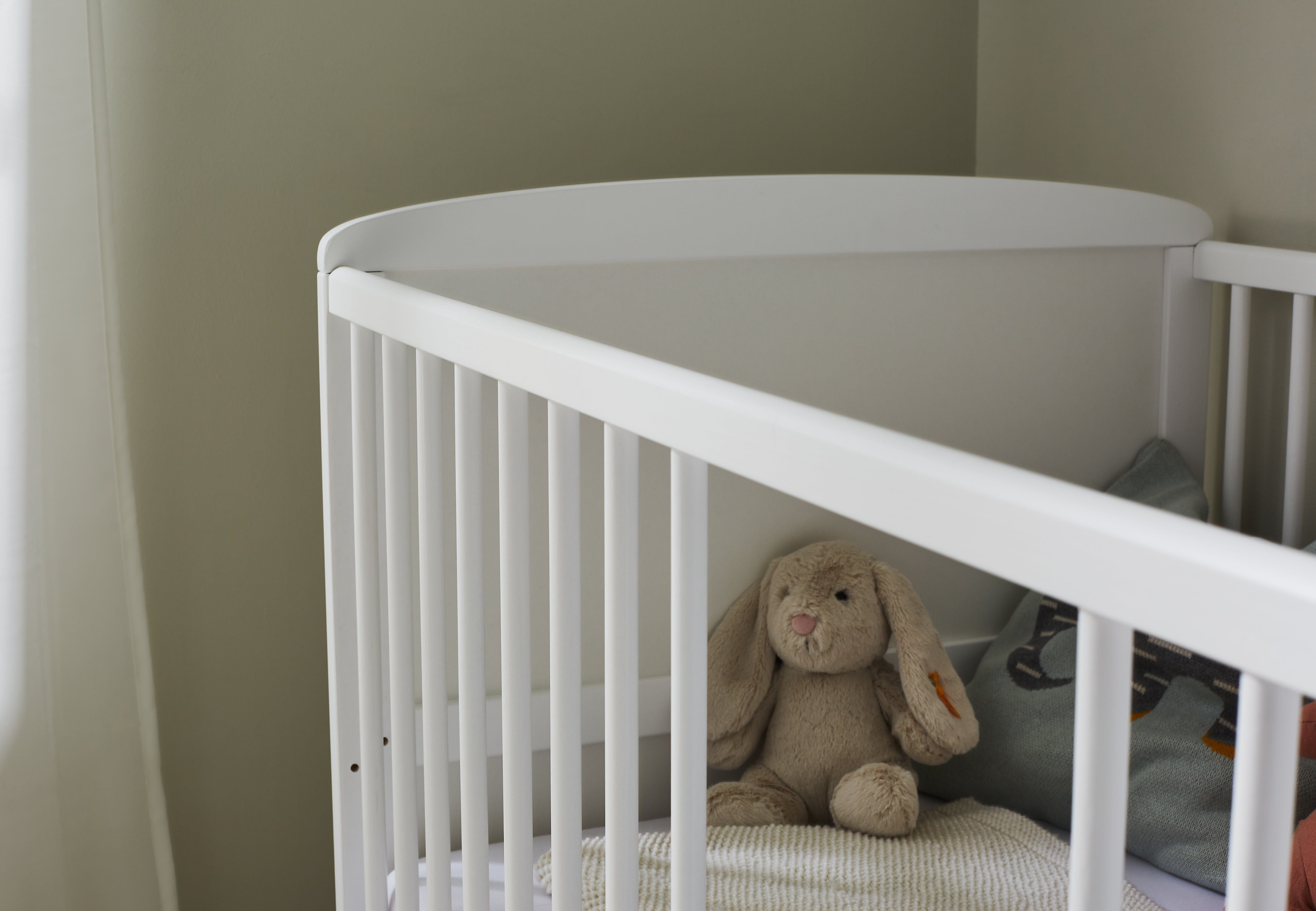 Kids Collective Babybett Kinderbett 70x140 cm umbaubares Gitterbett höhenverstellbar, herausnehmbare Sprossen optional mit Matratze, weiss Vollholz Kiefer