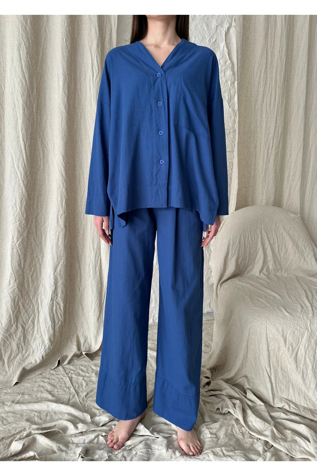Laluvia  Indigofarbenes Leinen-Hose-Hemd-Set mit zwei Beinen