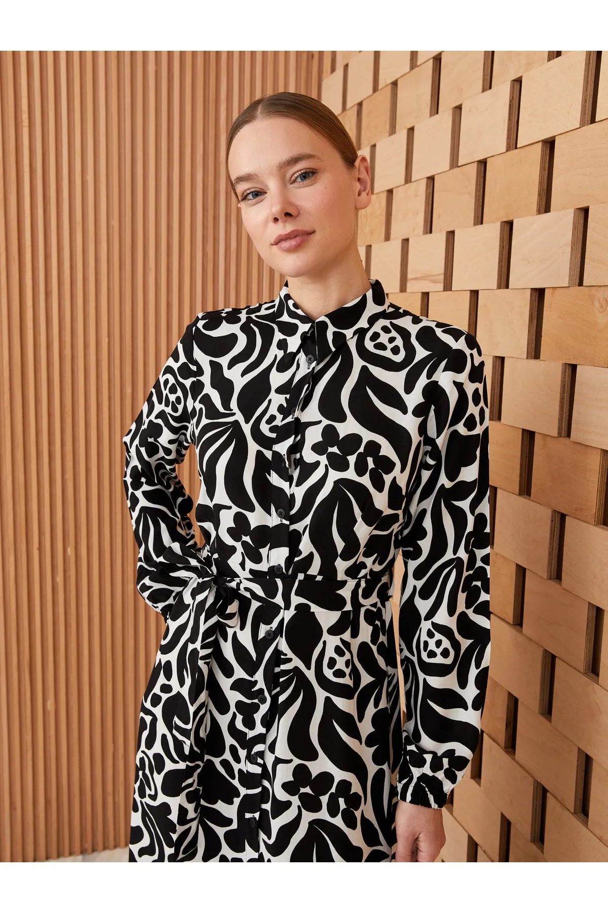 LC Waikiki  Gemustertes Langarm-Damenkleid mit Hemdkragen