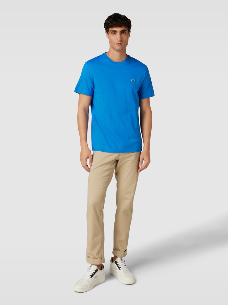 T-Shirt mit Logo-Patch in royalblau