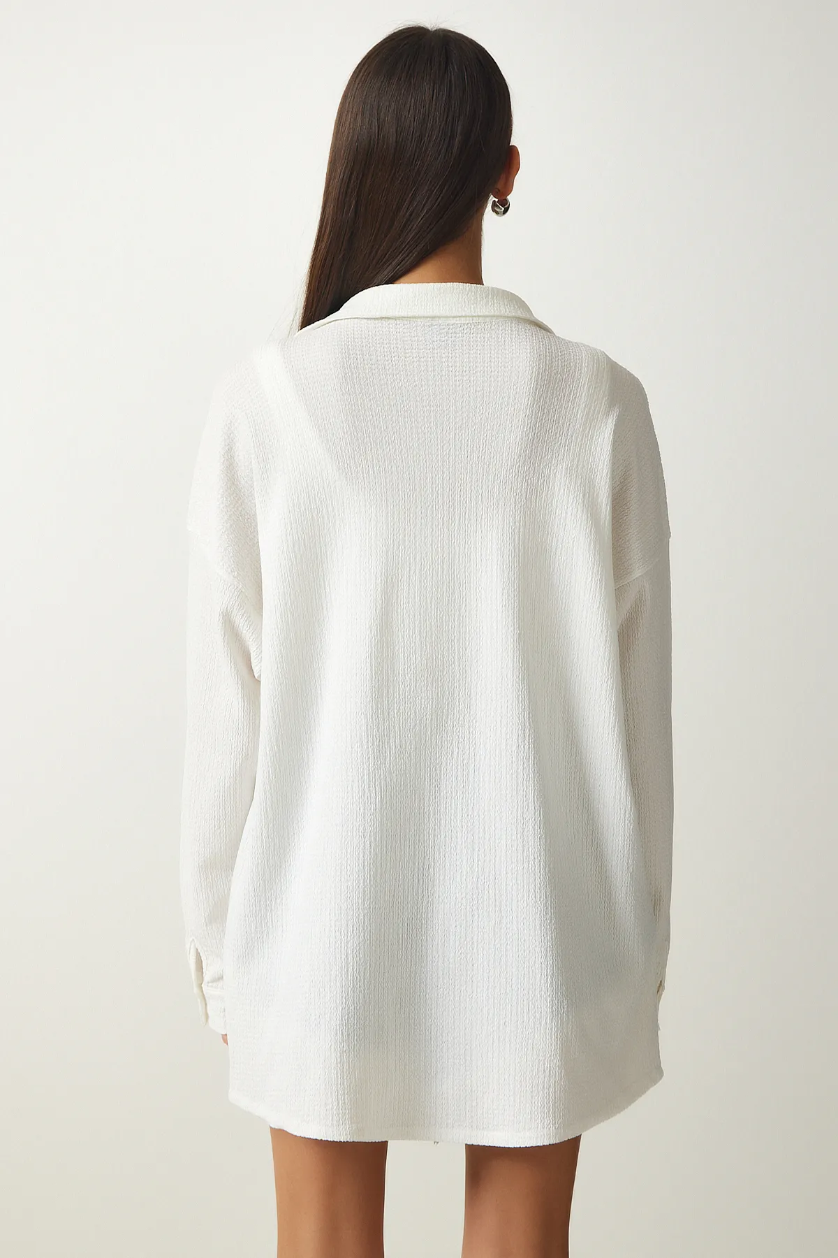 Happiness İstanbul  Weißes Crinkle-Oversize-Hemd für Damen OW00015
