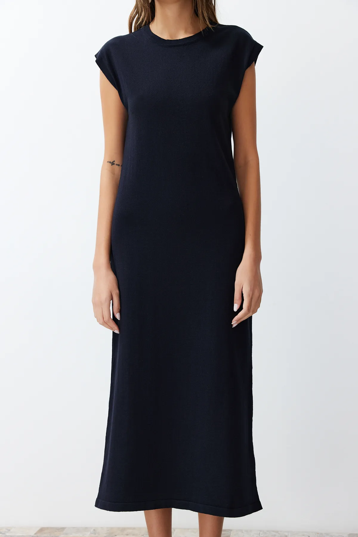 Trendyol Collection  Marineblaues Maxi-Strickkleid mit Gürtel und Farbblockmuster TWOSS24EL00301