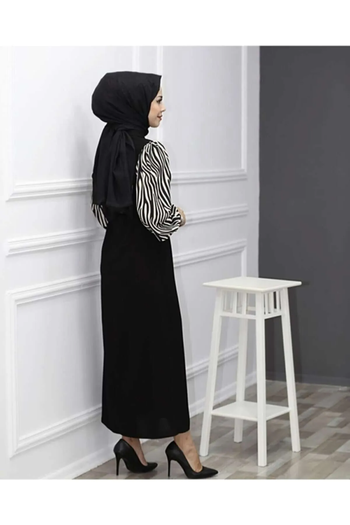 VOLT CLOTHİNG  Langes Hijab-Kleid mit Ballonärmeln und Zebramuster - Schwarz