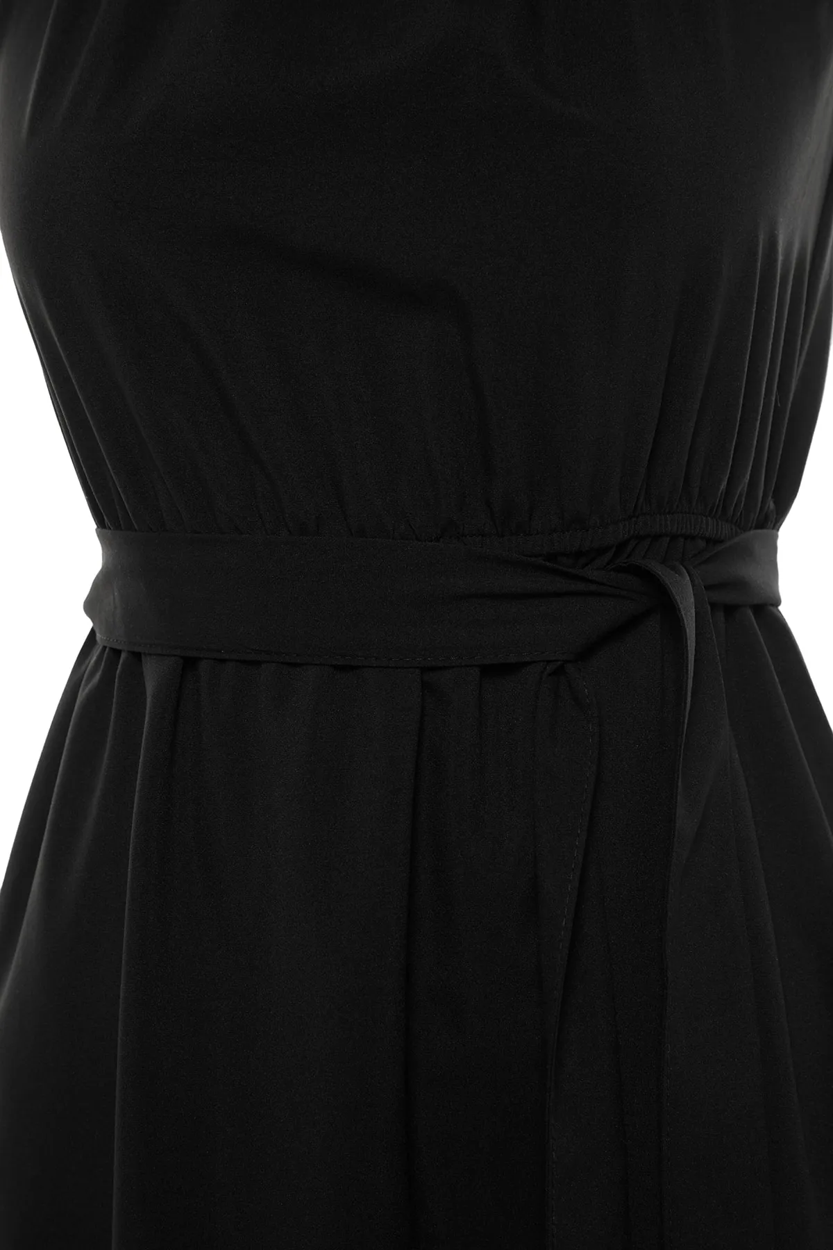Trendyol Collection  Schwarzes A-Linien-Midikleid aus Viskose mit Neckholder und Gürtel TWOSS19EL0155
