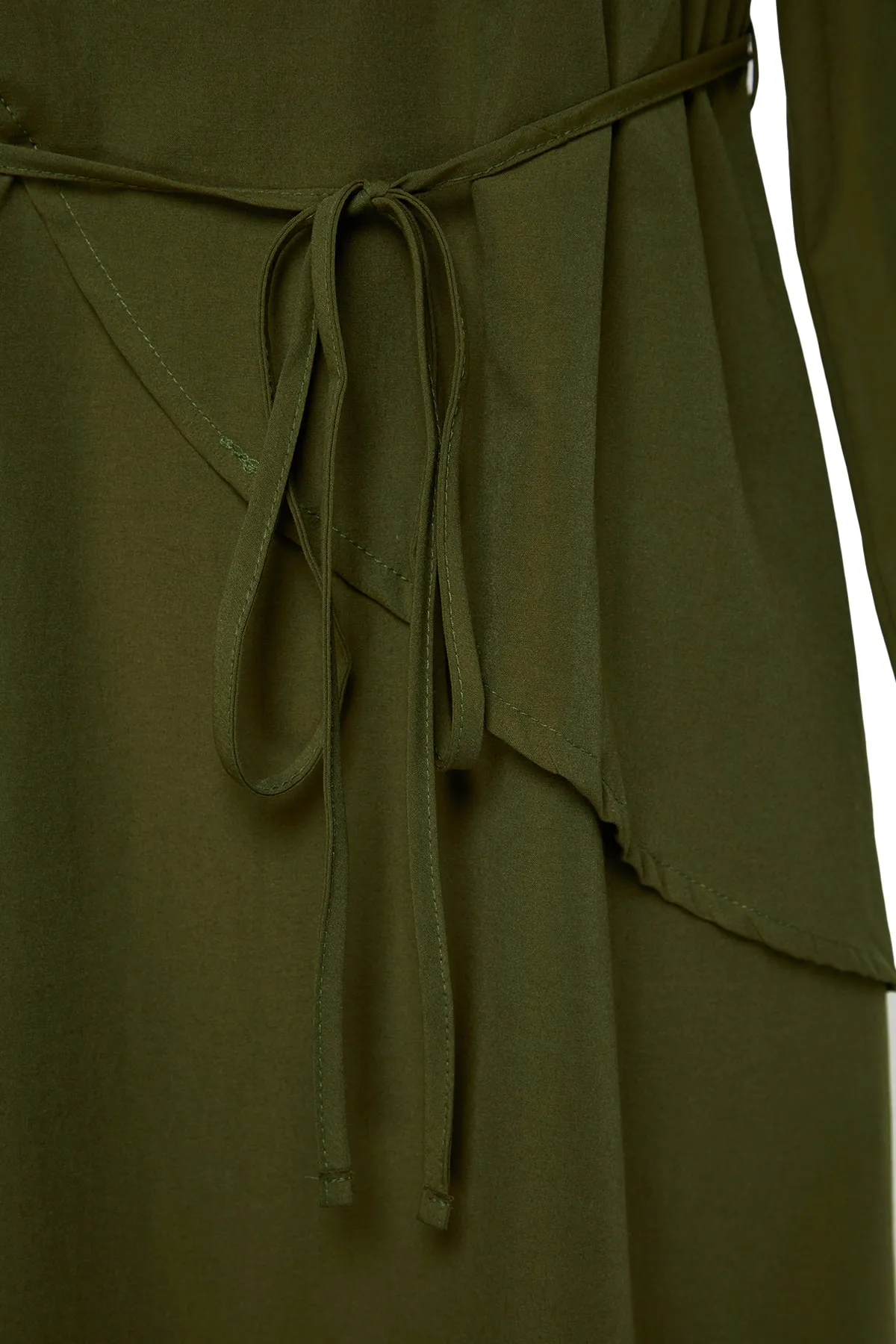 Trendyol Modest  Khakifarbenes, geschlitztes Kleid aus gewebter Baumwolle mit Gürtel vorn TCTSS23EB00360