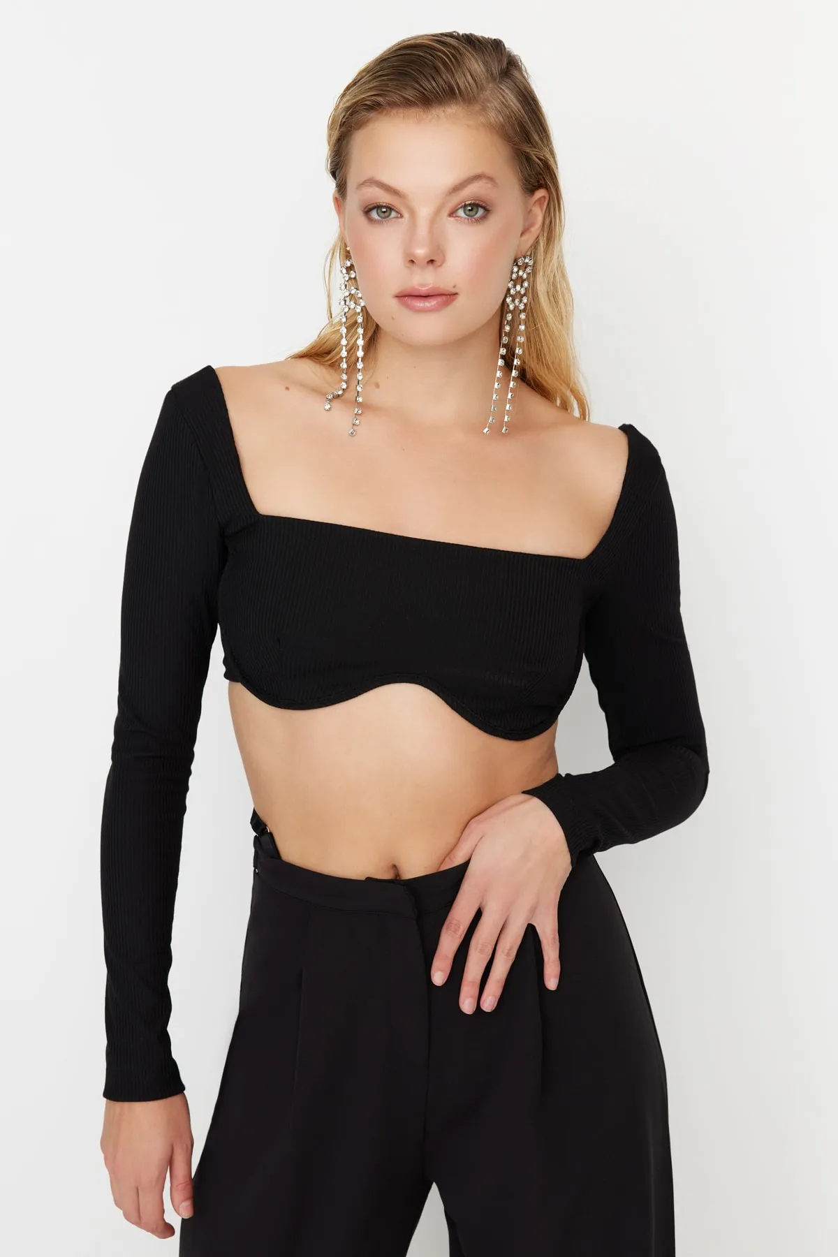 Trendyol Collection  Detailliertes gestricktes Bustier mit schwarzem Kragen TPRAW23BS00018