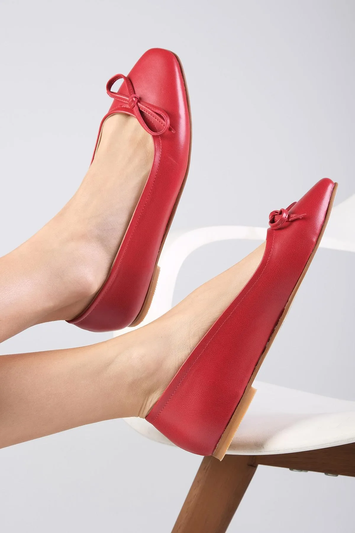 Mio Gusto  Nelly Damen Ballerina-Schuhe mit Schleife in Rot und stumpfer Zehenpartie