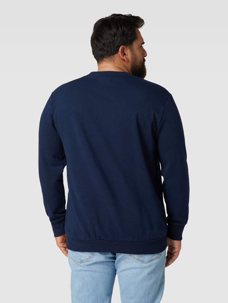 PLUS SIZE Sweatshirt mit Label-Print in marineblau