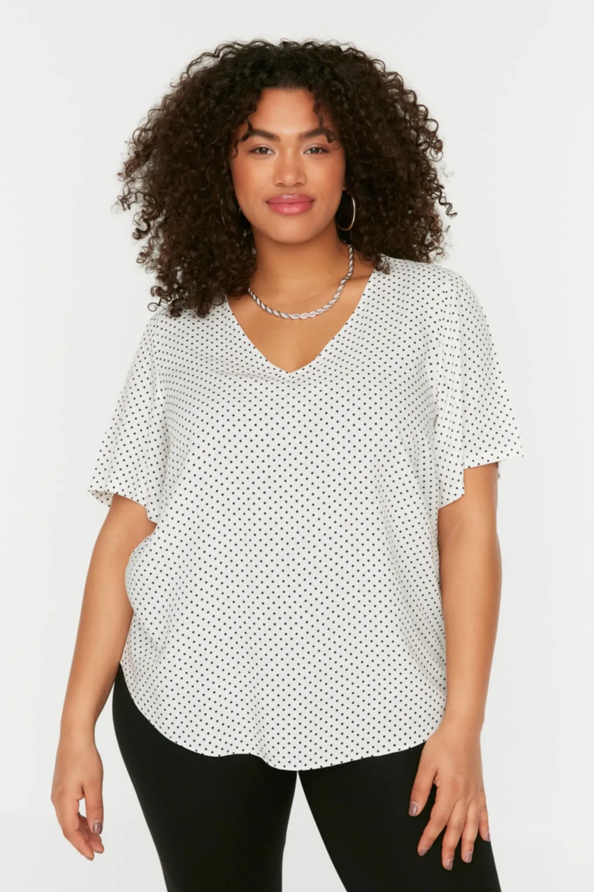 Trendyol Curve  Weiße gepunktete Webbluse TBBSS22AF0033