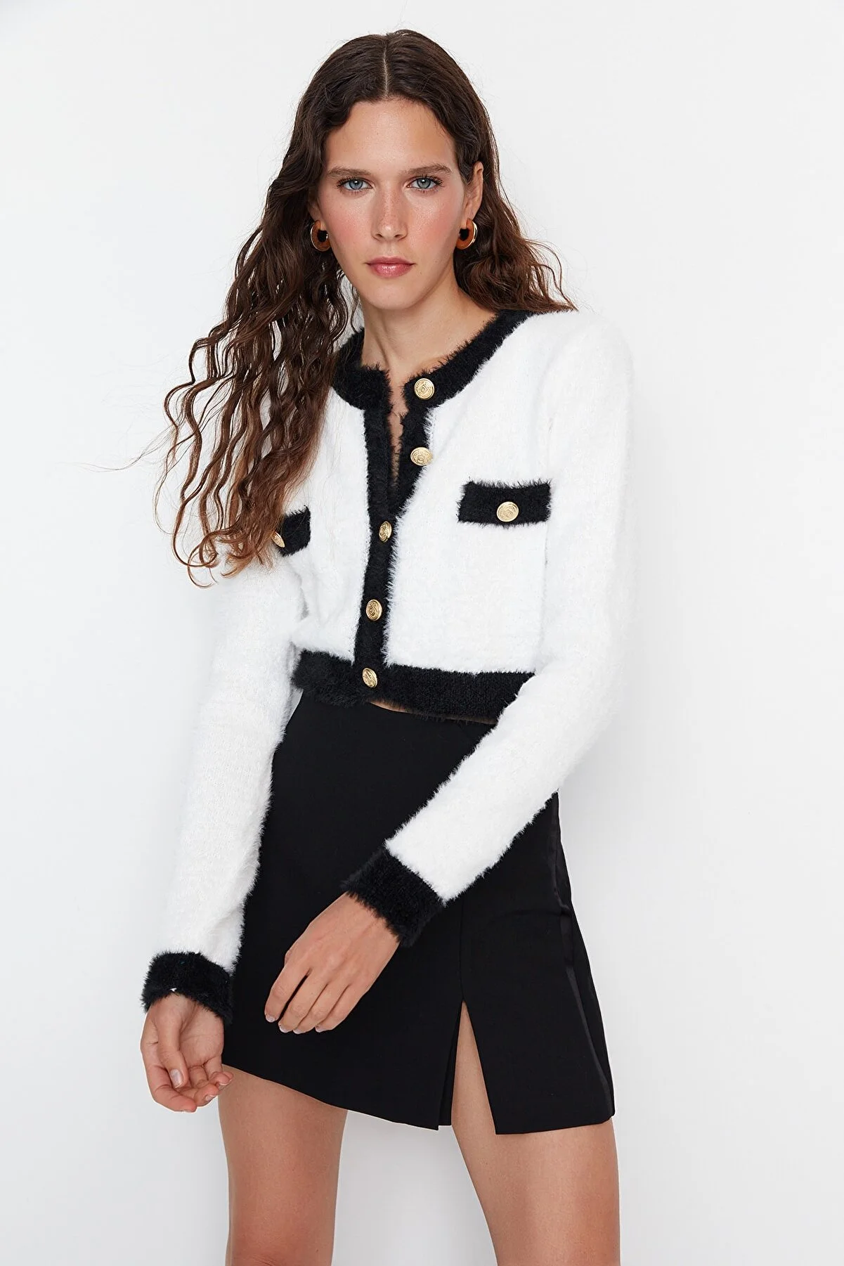 Trendyol Collection  Ecrufarbene, kurze Strickjacke aus Pelz TWOAW23HI00549
