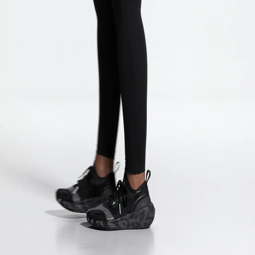 adidas Stella McCartney Ultraboost x Light HQ8666 / schwarz