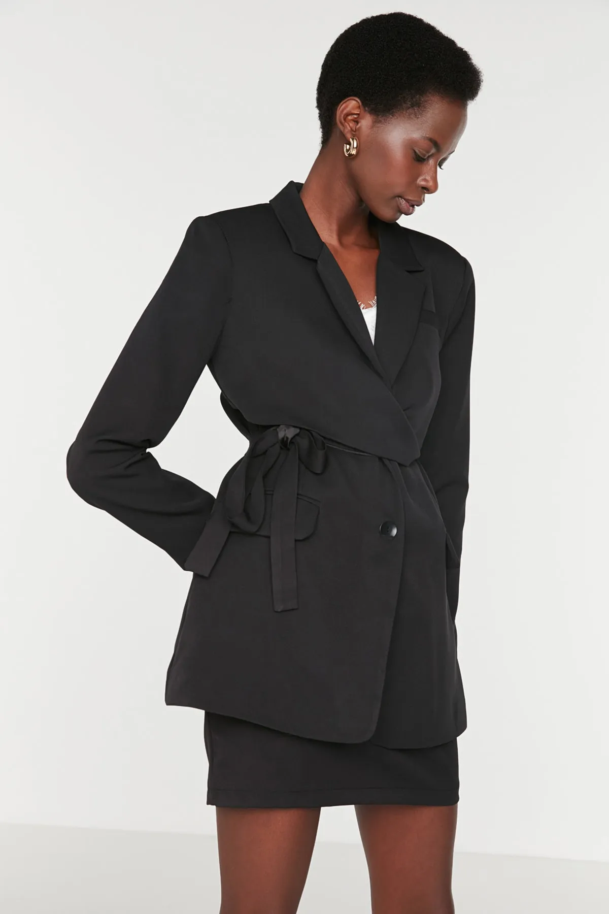Trendyol Collection  Schwarzer gewebter Blazer mit normalem Futter und zweireihigem Verschluss, mit Gürtel TWOAW21CE0320