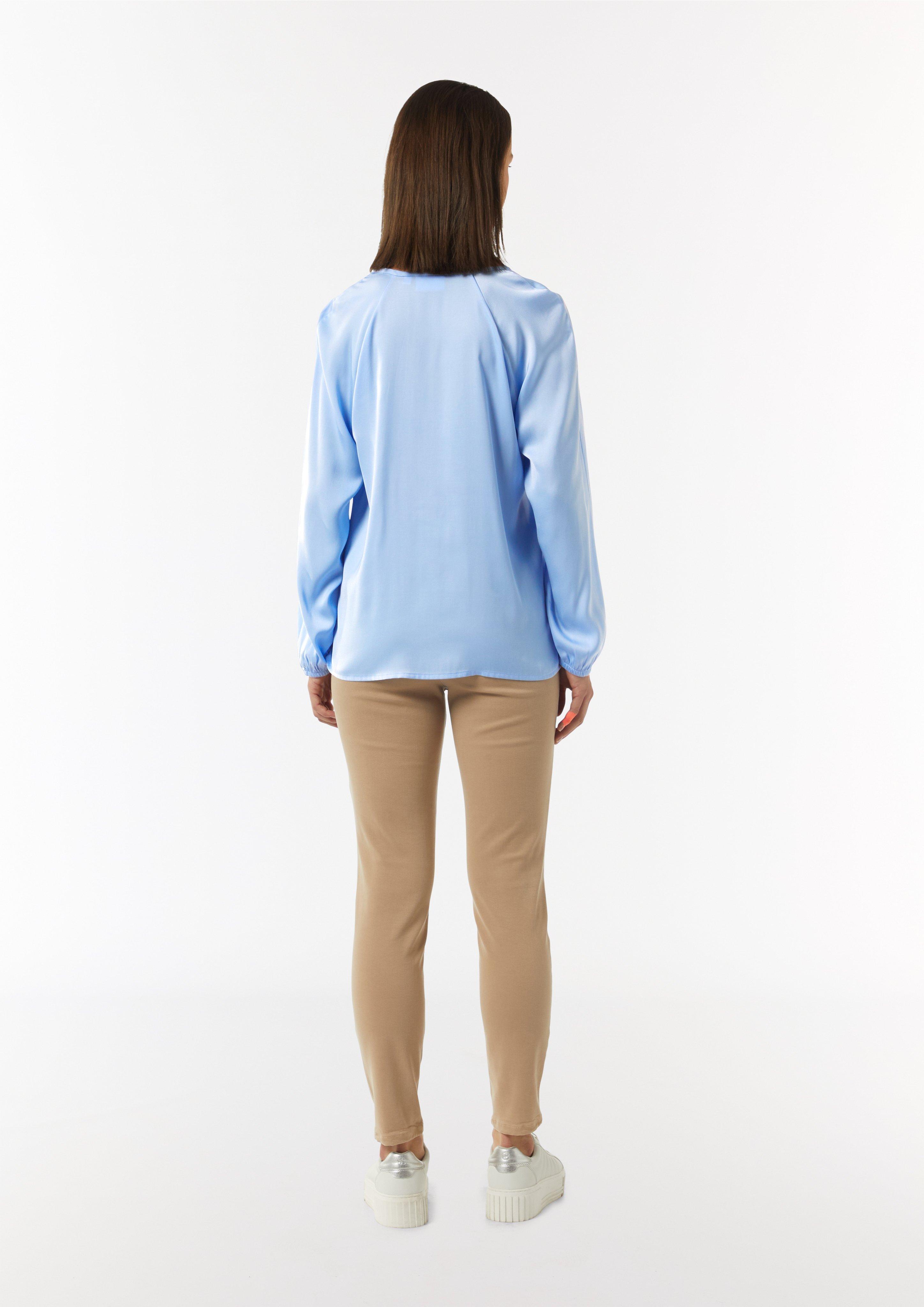 Satinierte Bluse mit Raglanärmeln und V-Ausschnitt - himmelblau