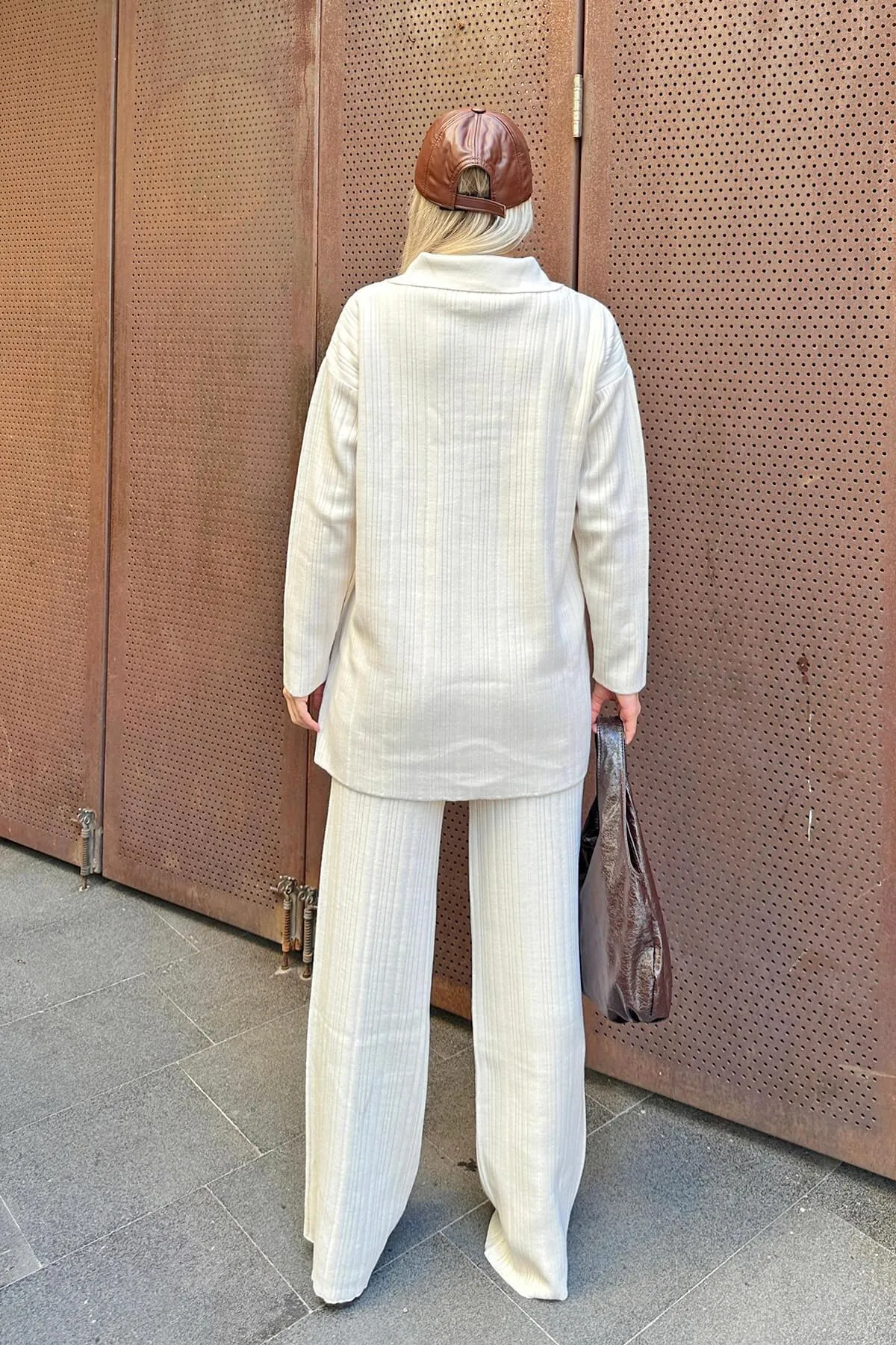 Swist  Beige gestricktes Cardigan-Hosen-Set mit Polokragen und Strickwaren für Damen in Beige