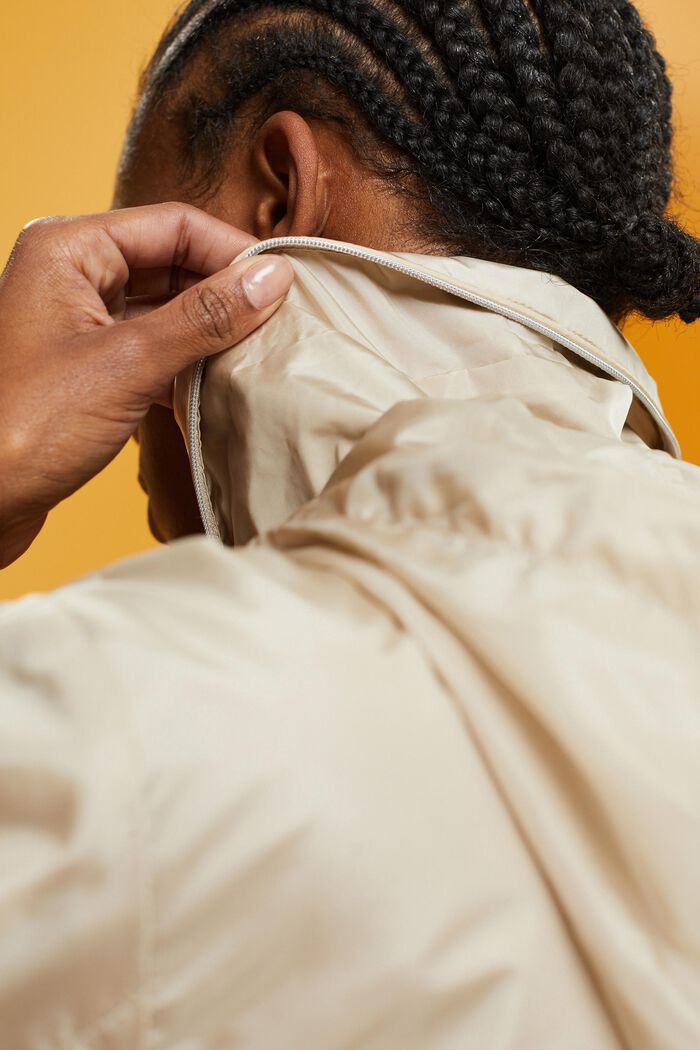 Recycelt: Regenjacke mit Kapuze