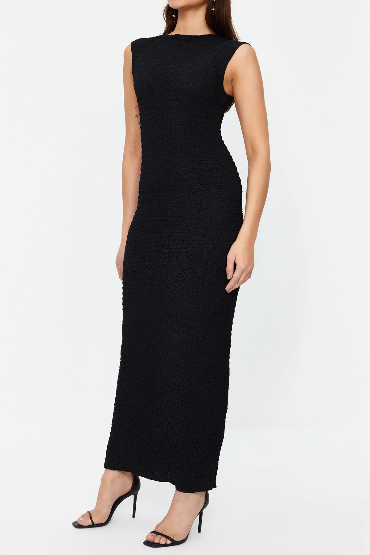 Trendyol Collection  Schwarzes, tailliertes/tailliertes Strick-Midi-Bleistiftkleid mit Mondärmeln aus strukturiertem Stoff TWOSS24EL00103