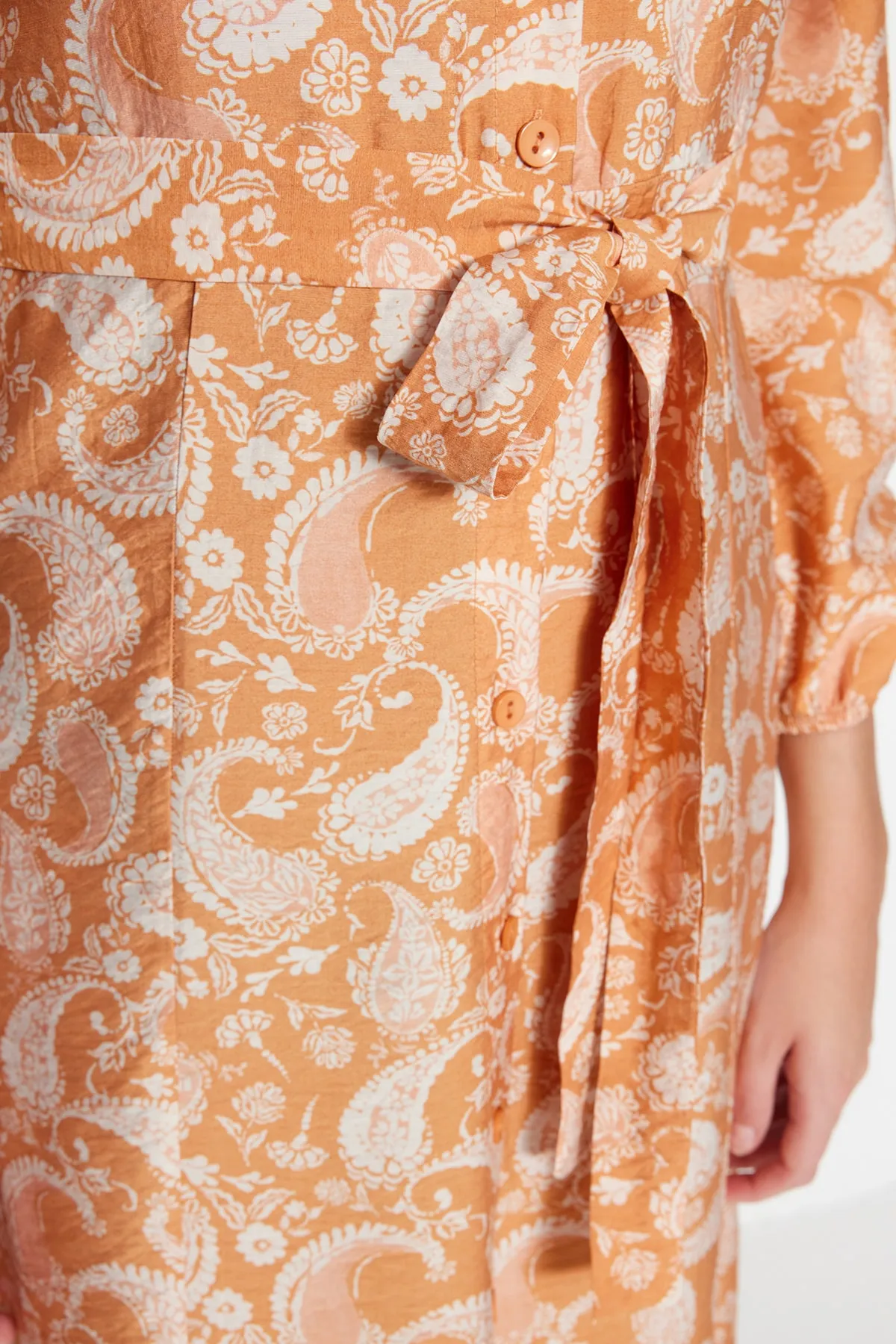 Trendyol Modest  Orangefarbenes gewebtes Hemdblusenkleid mit Schalkragen und Muster TCTSS23EB00145