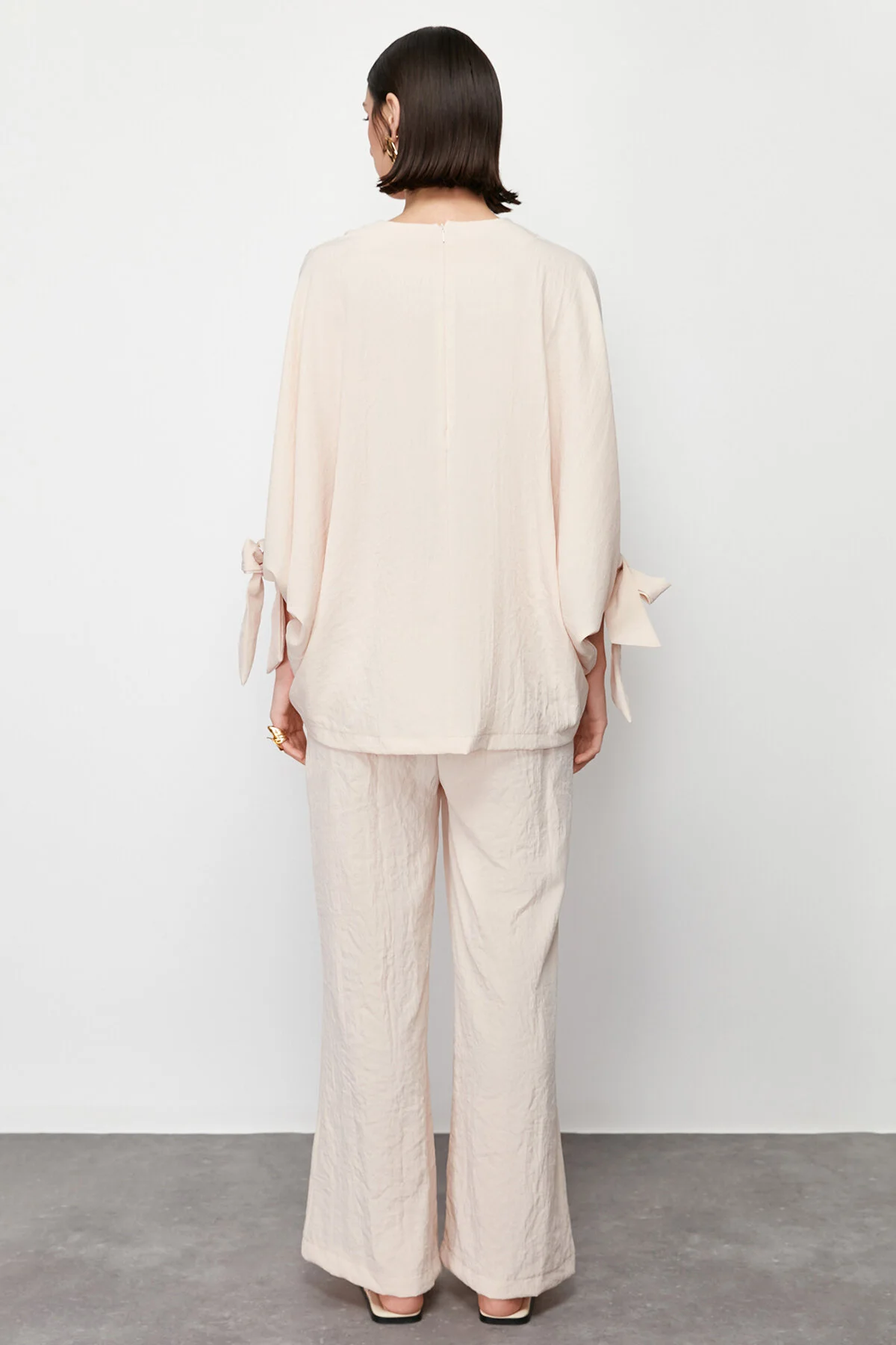 Trendyol Modest  Beigefarbenes Set aus gewebter Aerobin-Tunika und Hose mit Fledermausärmeln TCTSS23US00043