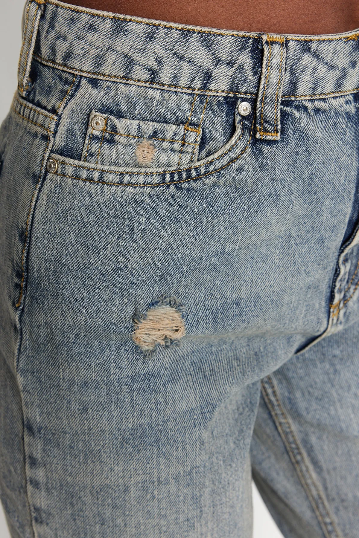 Trendyol Collection  Blaue Mom-Jeans mit zerrissenem Detail und hoher Taille TWOSS20JE0353