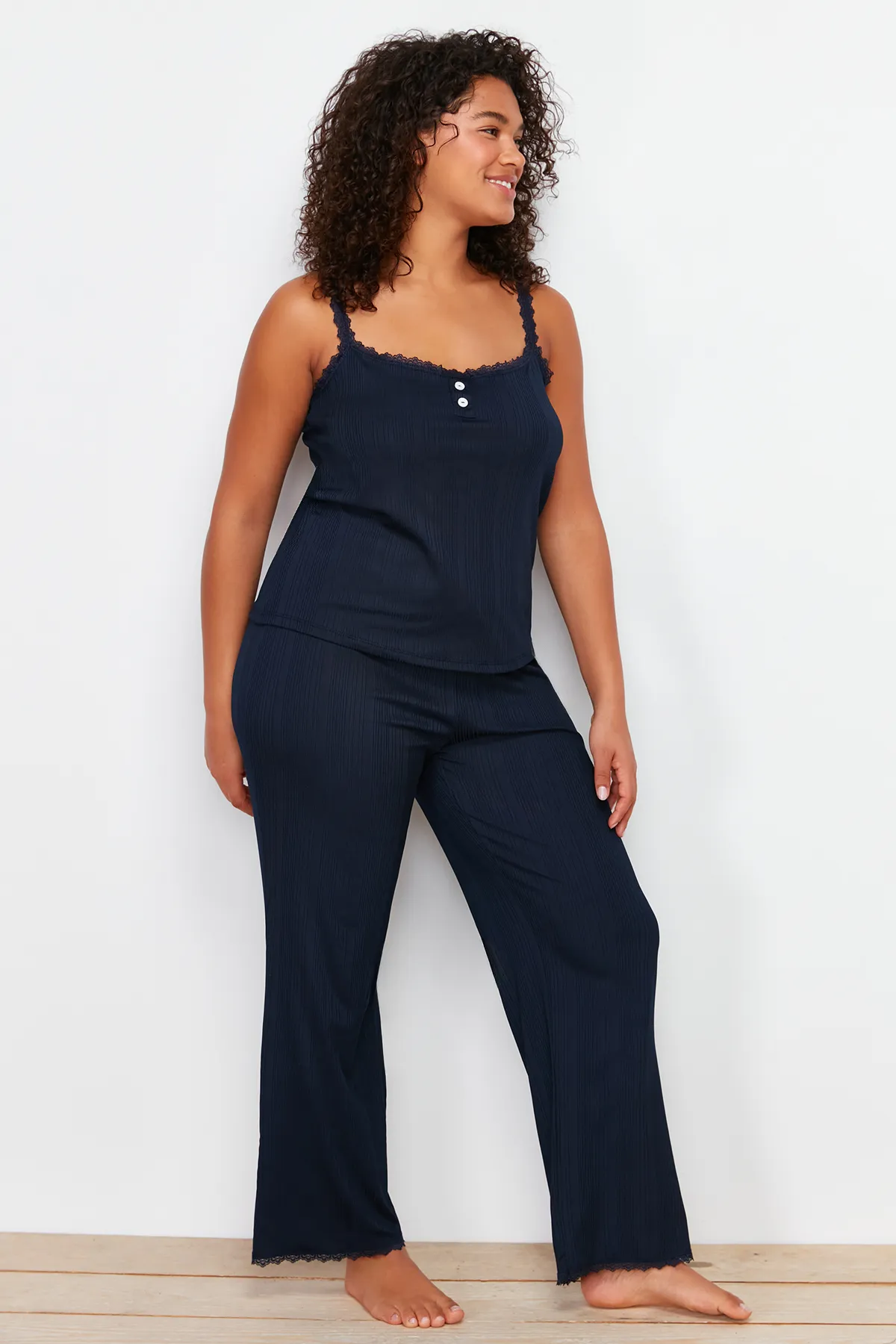 Trendyol Curve  Marineblaues, schnurgebundenes Strick-Pyjama-Set mit Trägern TBBSS24AI00018