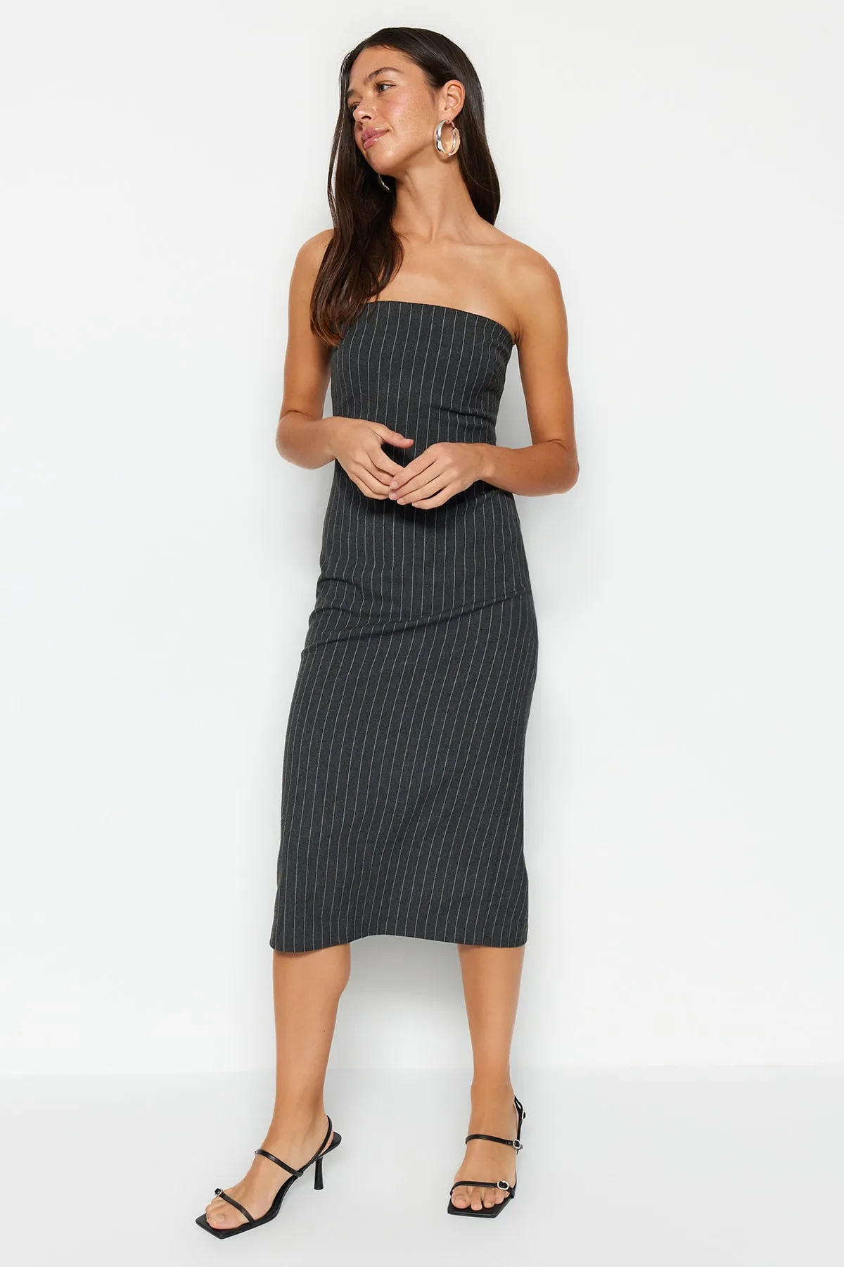 Trendyol Collection  Anthrazitfarbenes, trägerloses, gewebtes, gestreiftes Minikleid TWOSS23EL02342
