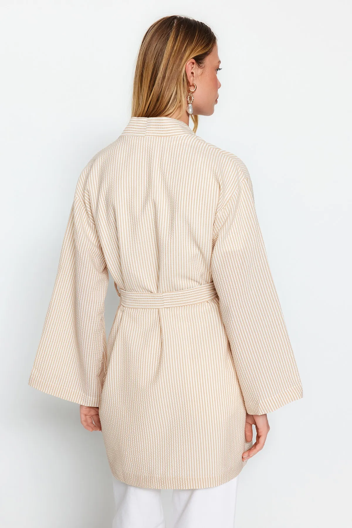 Trendyol Modest  Gestreifter Kimono und Kaftan aus gewebtem Seersucker mit Steingürtel und Gürtel TCTSS23KK00001