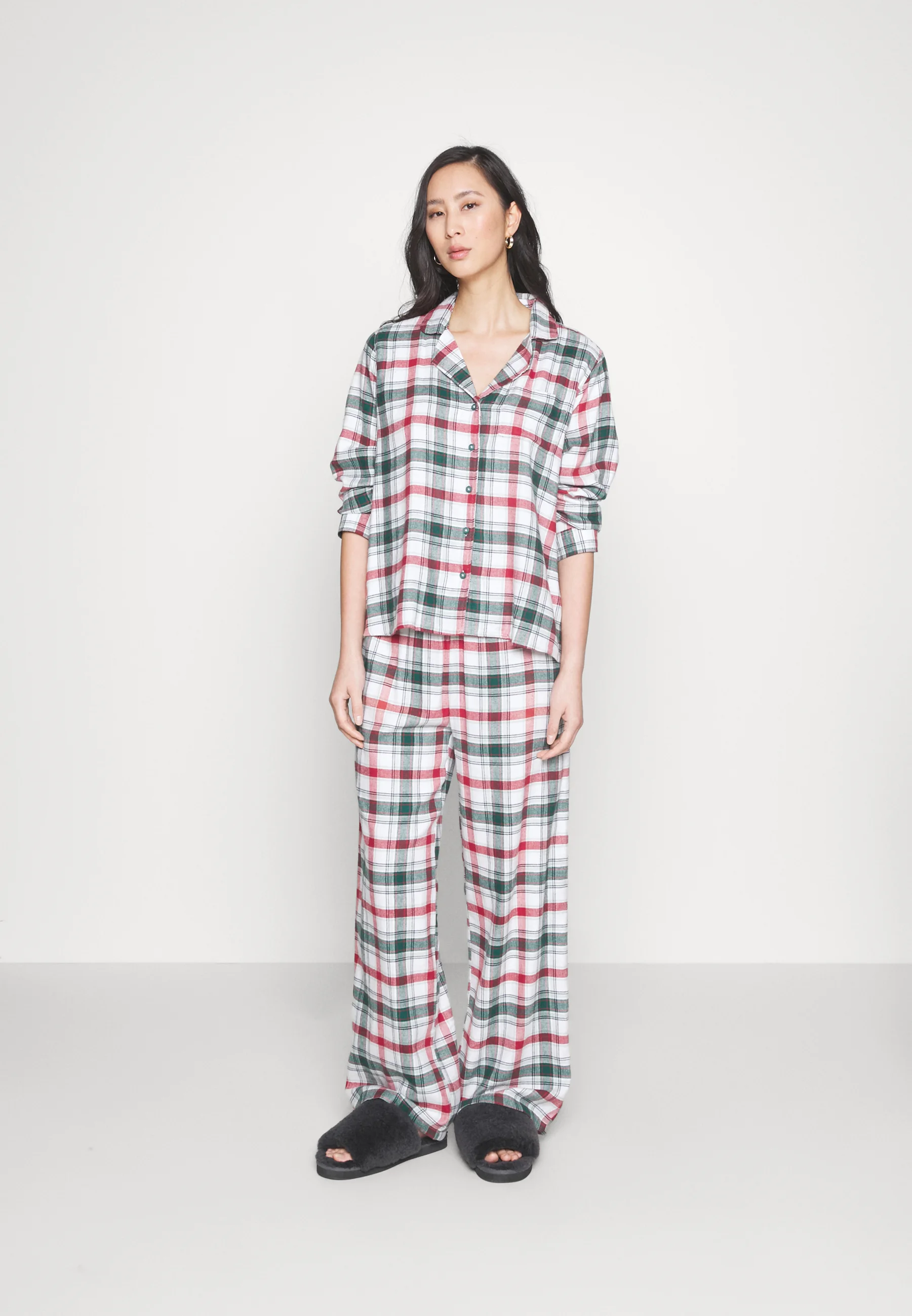 Pijama de algodón con camisa y pantalón ancho.