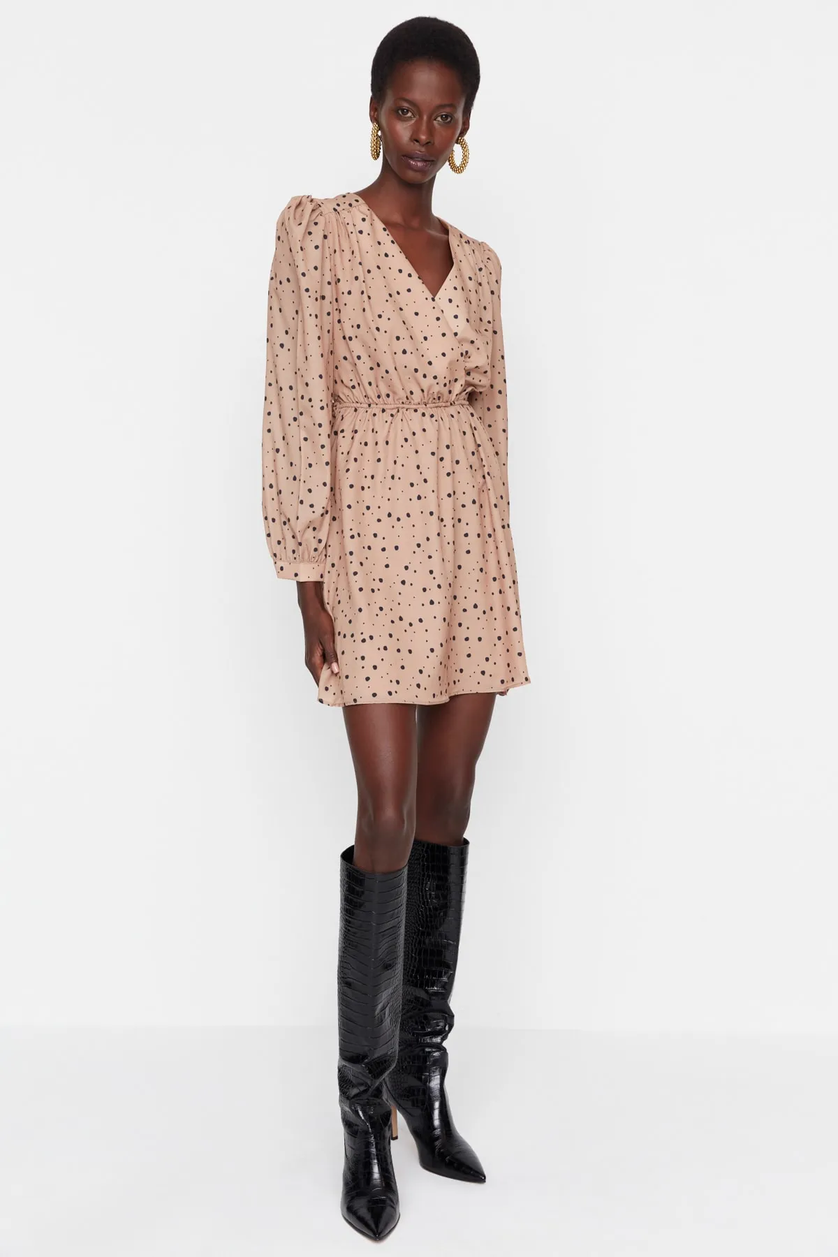 Trendyol Collection  Mini-Webkleid mit kamelfarbenem Rock, Öffnung an der Taille und Bindedetail TWOAW21EL1821