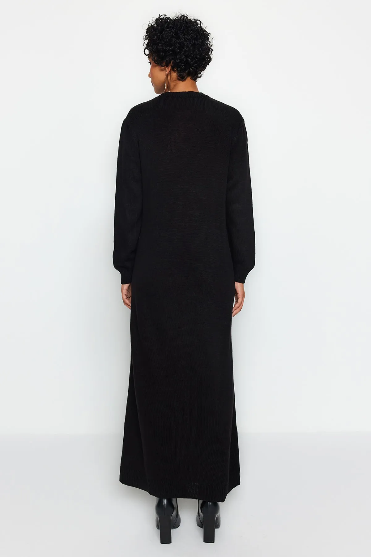 Trendyol Modest  Schwarzes Strickkleid mit Krawattendetails TCTAW24EB00027