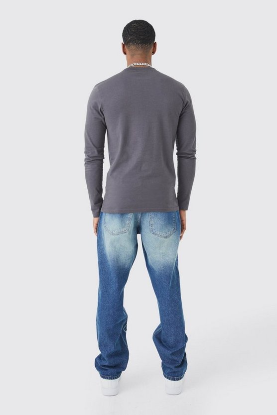 Lockere Jeans mit rohem Saum und Kreuz-Applikation