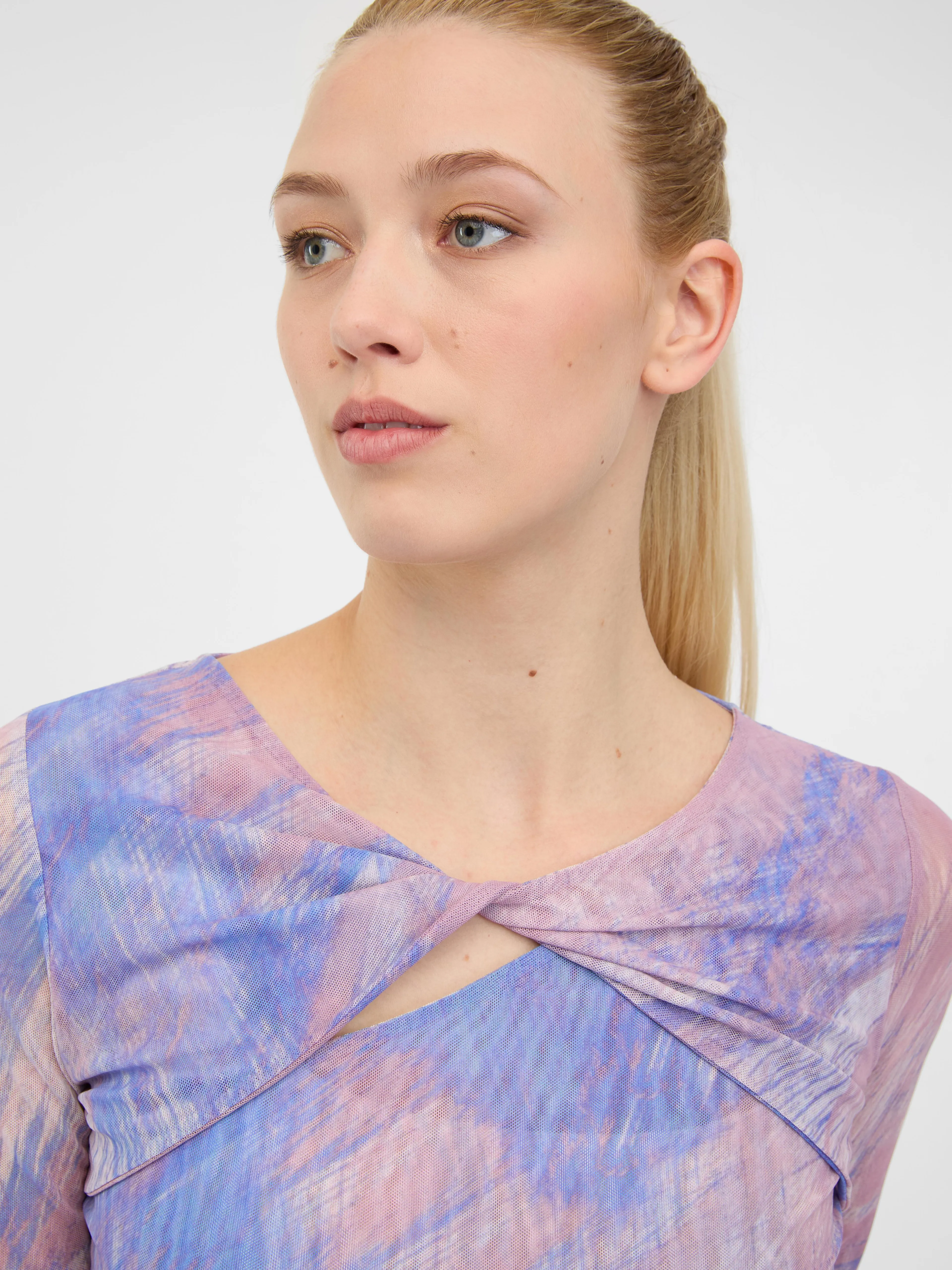 Hellrosa gemustertes Damen-T-Shirt mit langen Ärmeln ORSAY