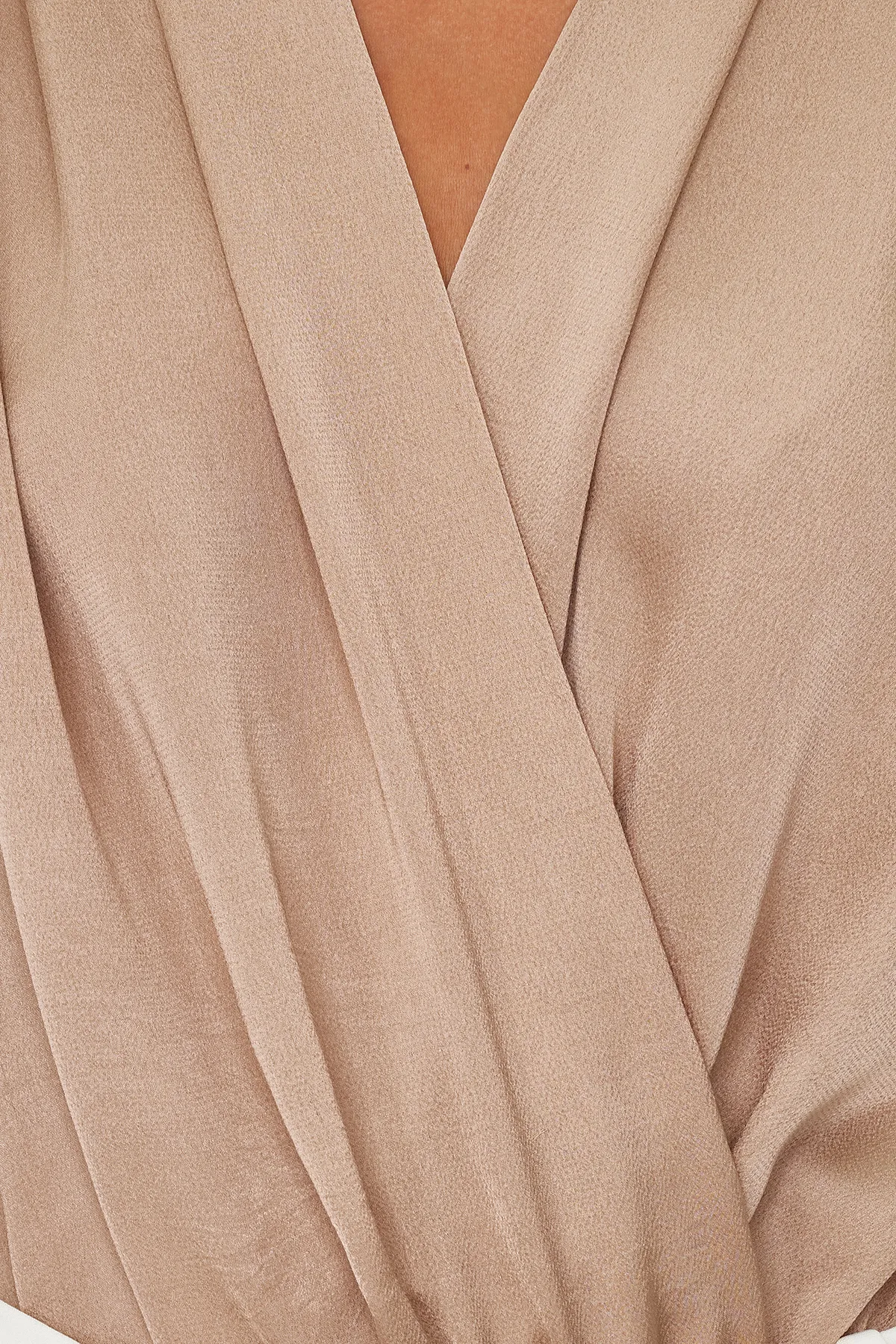 Trendyol Collection  Body aus Nerzsatin mit zweireihigem Kragen und Druckknopfdetail - TOFAW19BB0678