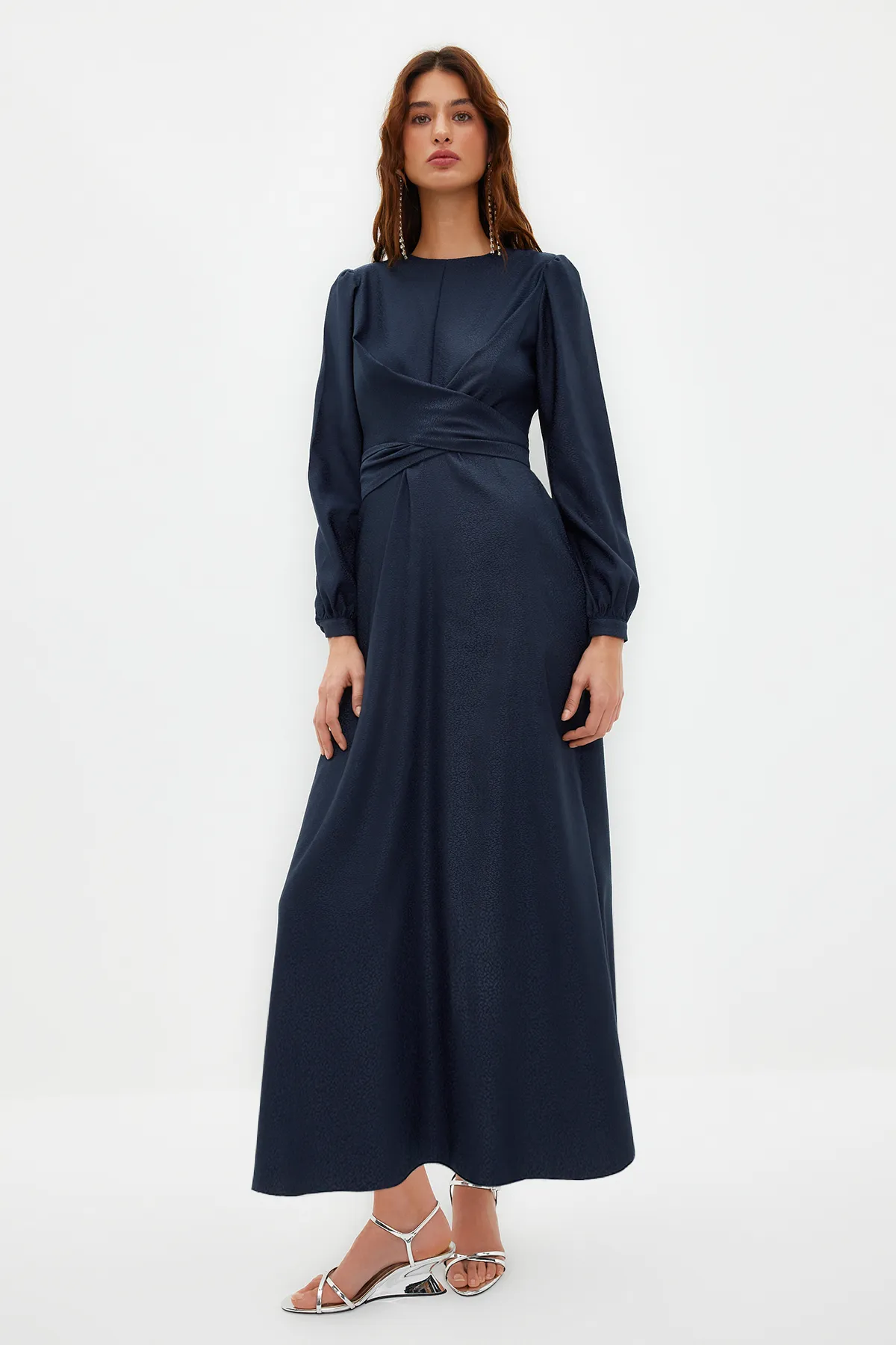 Trendyol Modest  Marineblaues, zweireihiges, selbstgemustertes Abendkleid TCTSS24DB00021