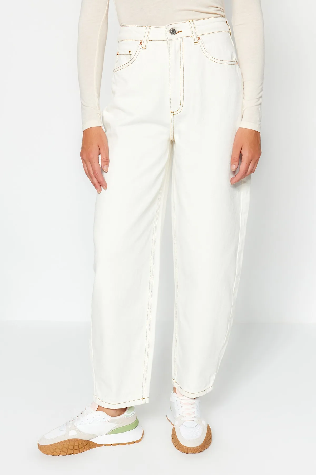 Trendyol Collection  Weiße Barrel-Jeans mit hoher Taille TWOSS23JE00295