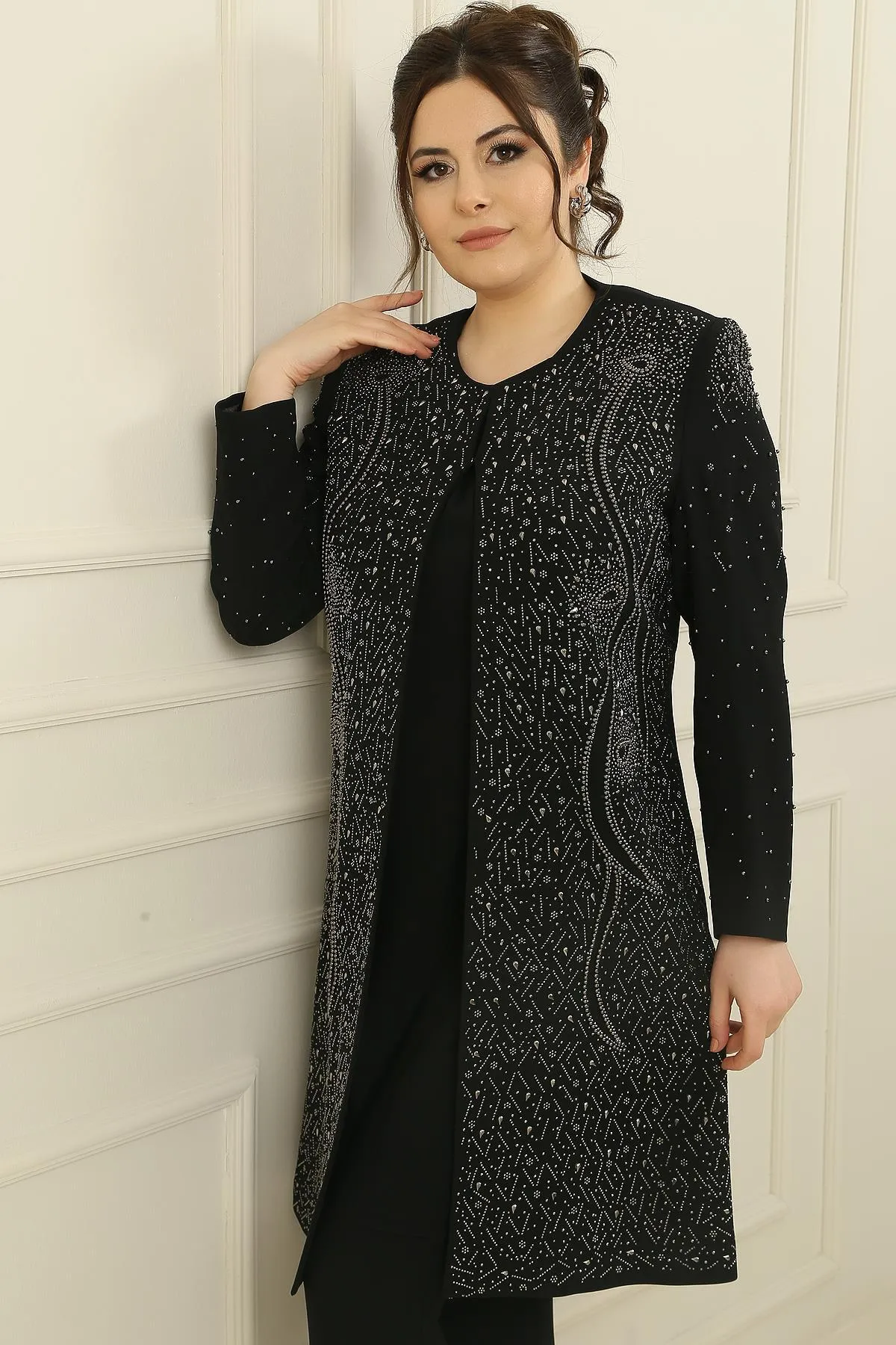 By Saygı  Ärmellose Bluse mit Steinmuster, gefütterte lange Jacke, enge Hose in Großformat, 3-teiliges Set