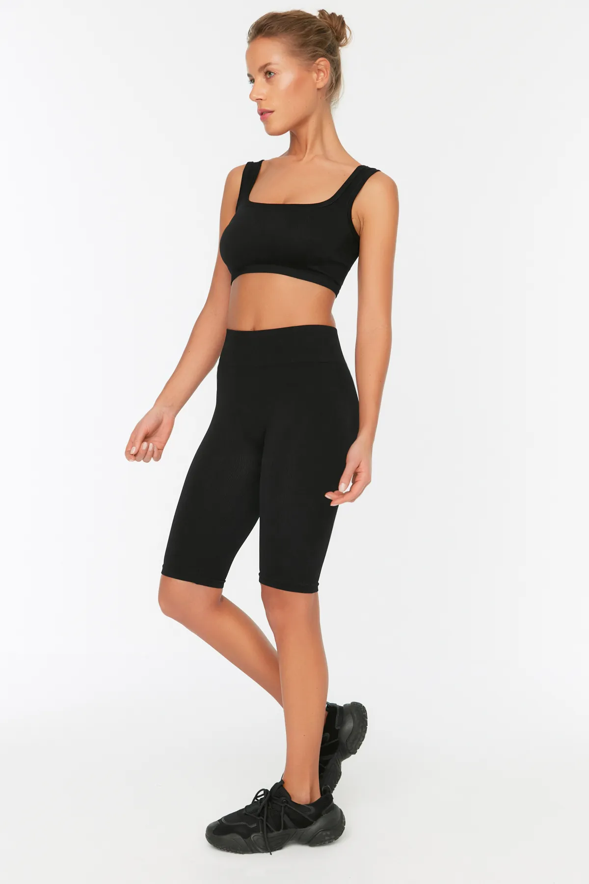 Trendyol Collection  Schwarze nahtlose/nahtlose gerippte Biker-/Radfahrer-/kurze gestrickte Sport-Leggings TWOSS21TA0013