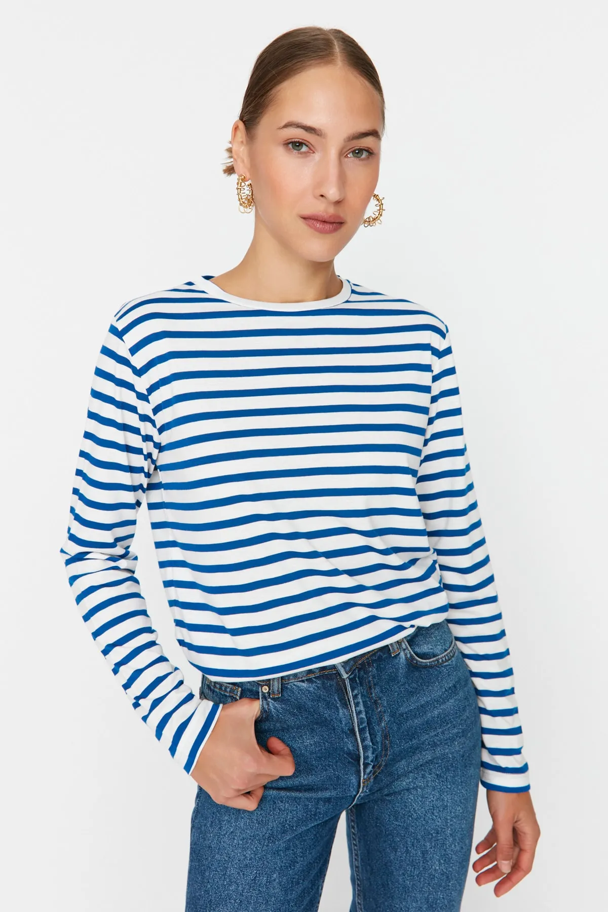 Trendyol Collection  Marineblaues, gestreiftes Basic-Strick-T-Shirt mit Rundhalsausschnitt und regulärem/normalem Muster TWOAW23TS00002