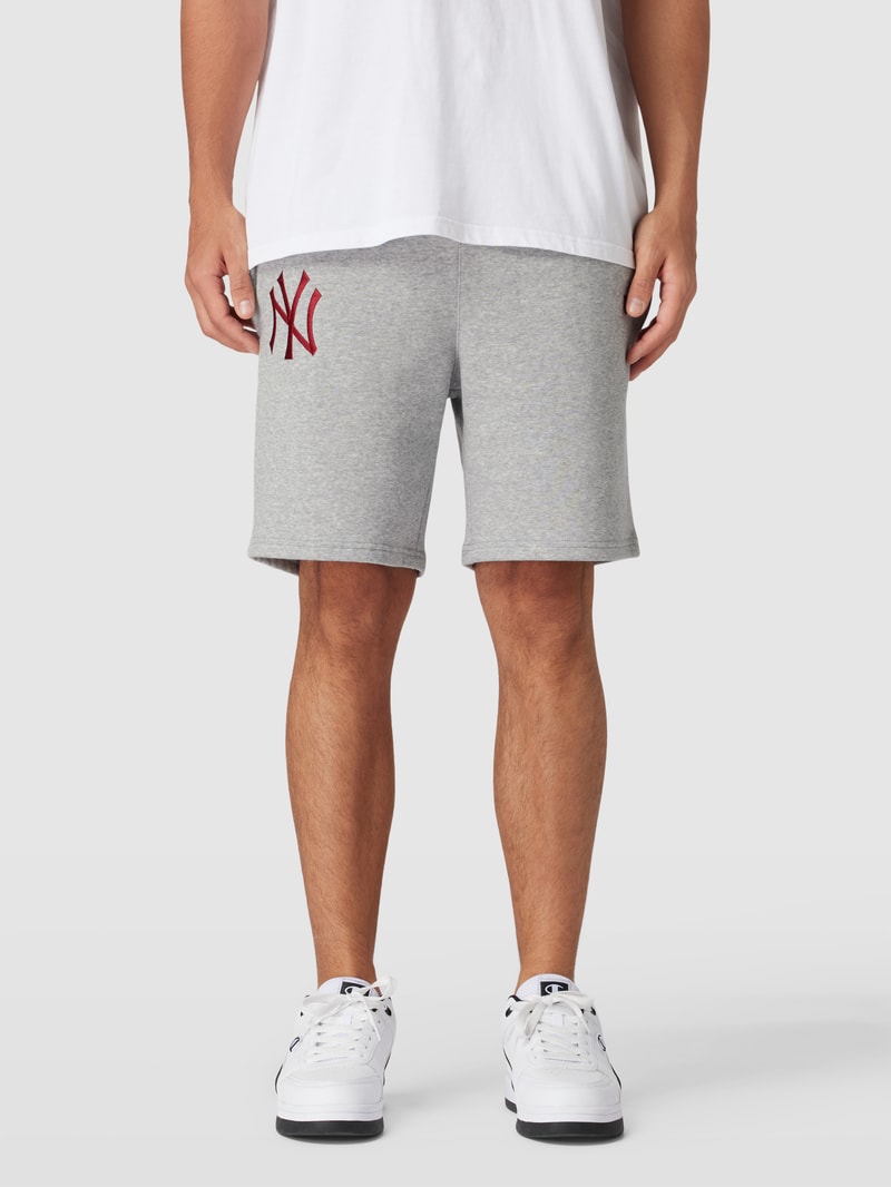 Sweatshorts mit Motiv-Stitching Modell 'LEAGUE ESSENTIALS' in hellgrau meliert