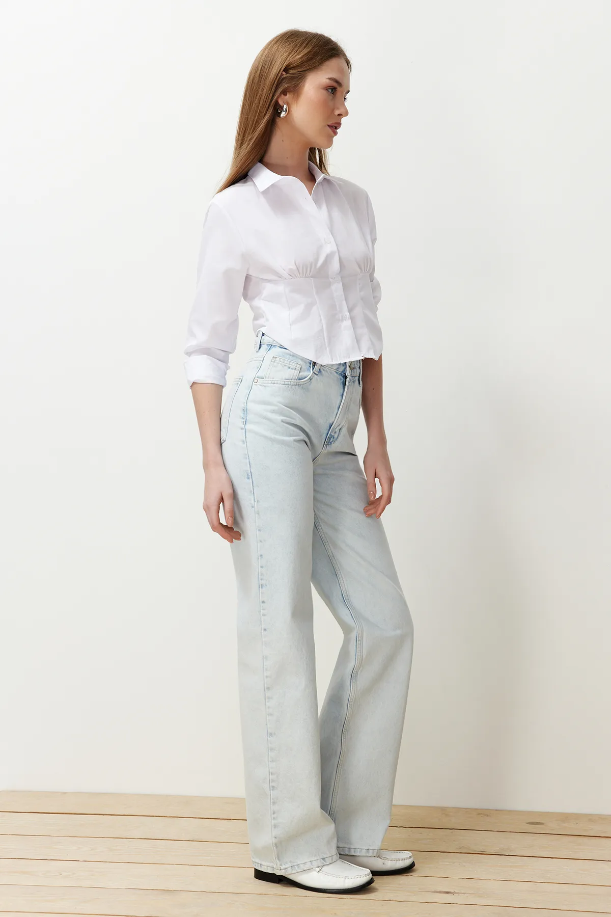 Trendyol Collection  Eisblaue Jeans mit hoher Taille und weitem Bein TWOSS23JE00068