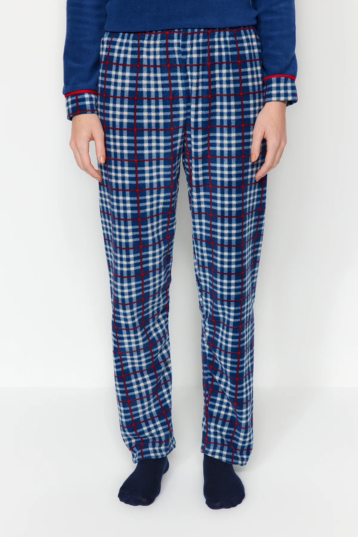 Trendyol Collection  Marineblaues Pyjama-Set aus Fleece mit Slogan und kariertem T-Shirt und Hose aus Strick THMAW24PT00277