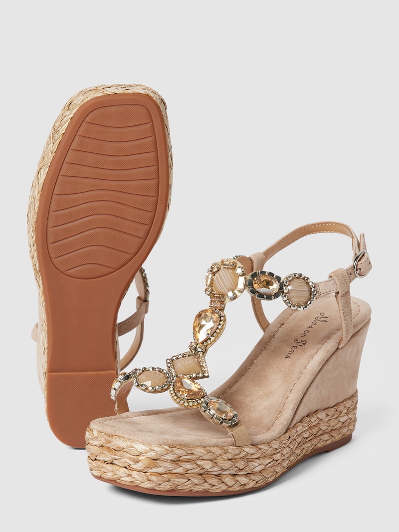 Wedges aus Leder mit Ziersteinbesatz in beige