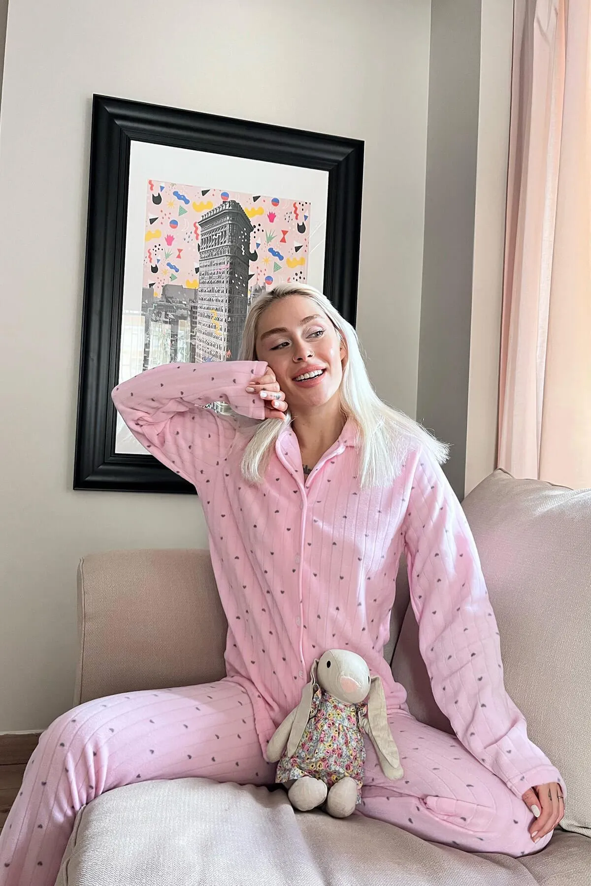 Pijamaevi  Hellrosa Pyjama-Set aus Plüsch-Fleece mit Herzmuster und Knöpfen vorne