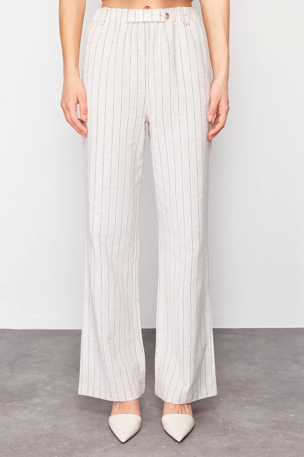 Trendyol Collection  Beige gestreifte, elastische Taillentasche, gerade geschnittene Hose aus gewebtem Baumwollleinen TWOSS24PL00055