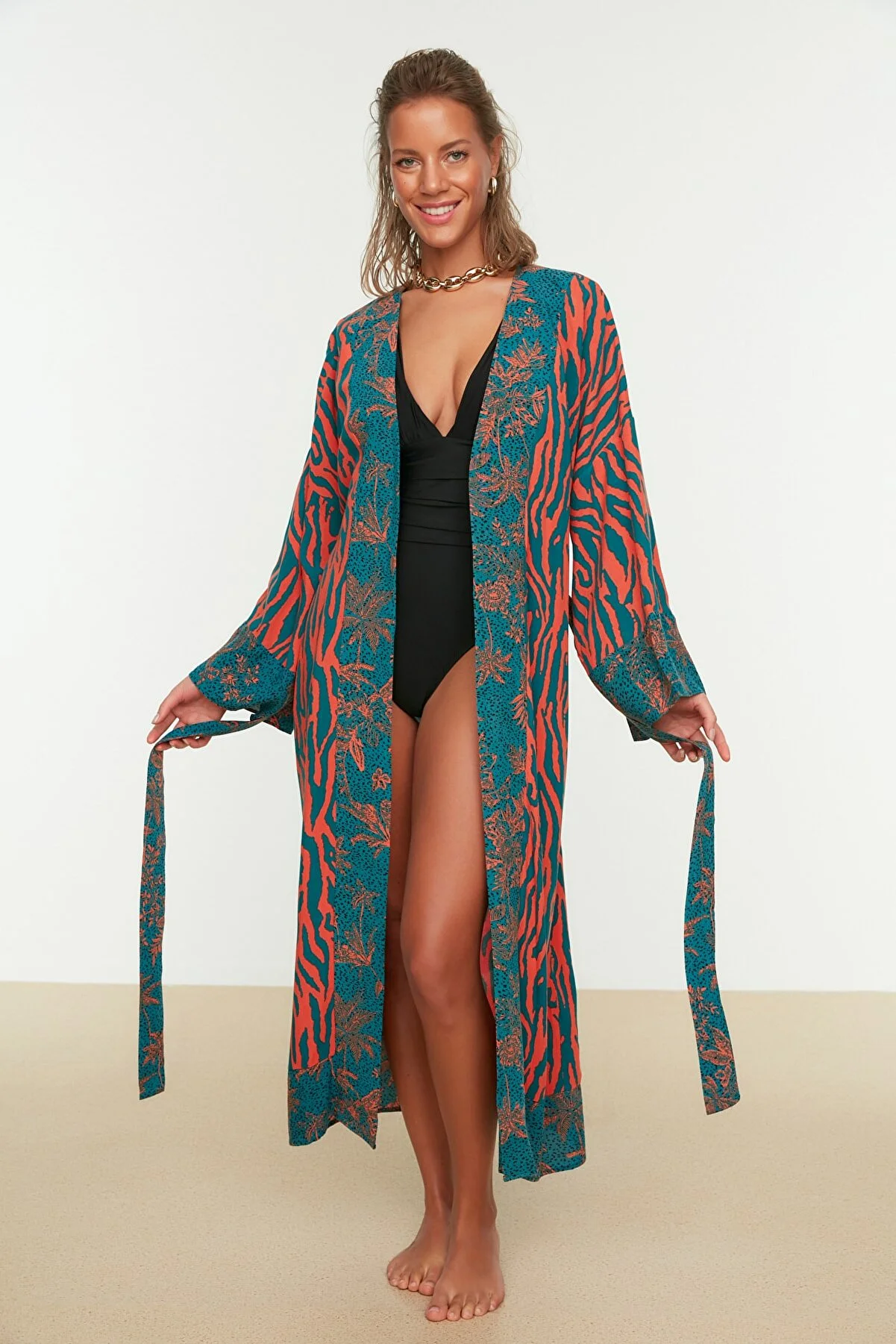 Trendyol Collection  Gewebter Maxi-Kimono und Kaftan mit Tiermuster und Gürtel TBESS21KM0171