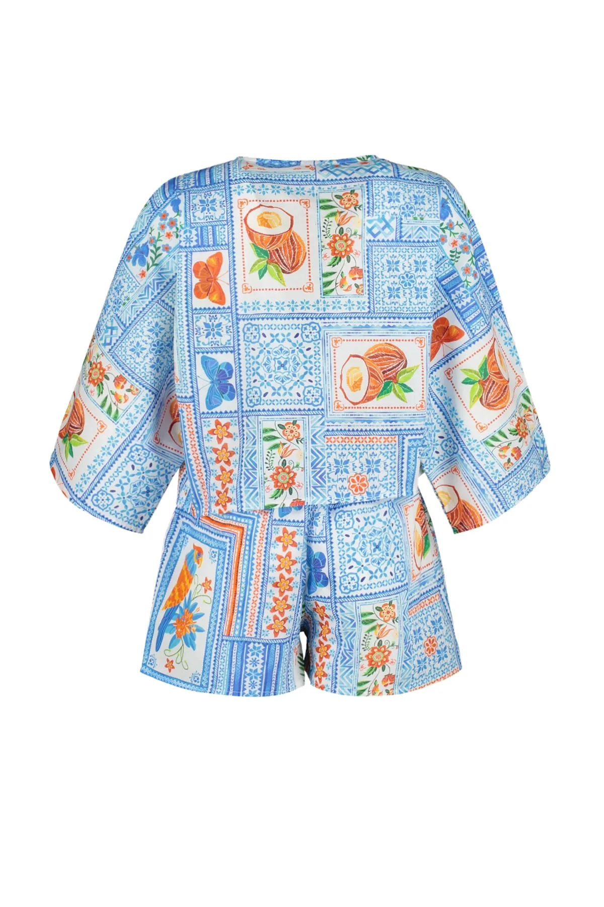 Trendyol Collection  Hellblaues, mit tropischem Muster bedrucktes Hemd-Shorts-Set aus 100 % Baumwolle, TBESS22AU0086