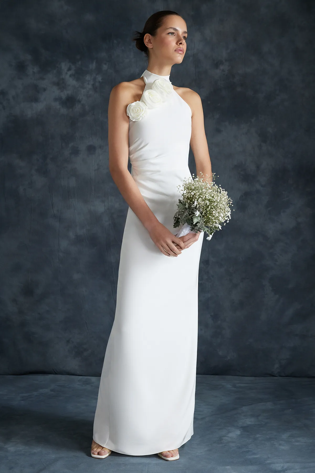 Trendyol Collection  Elegantes Braut-Abendkleid mit weißen Rosen und Details TPRSS24AE00011